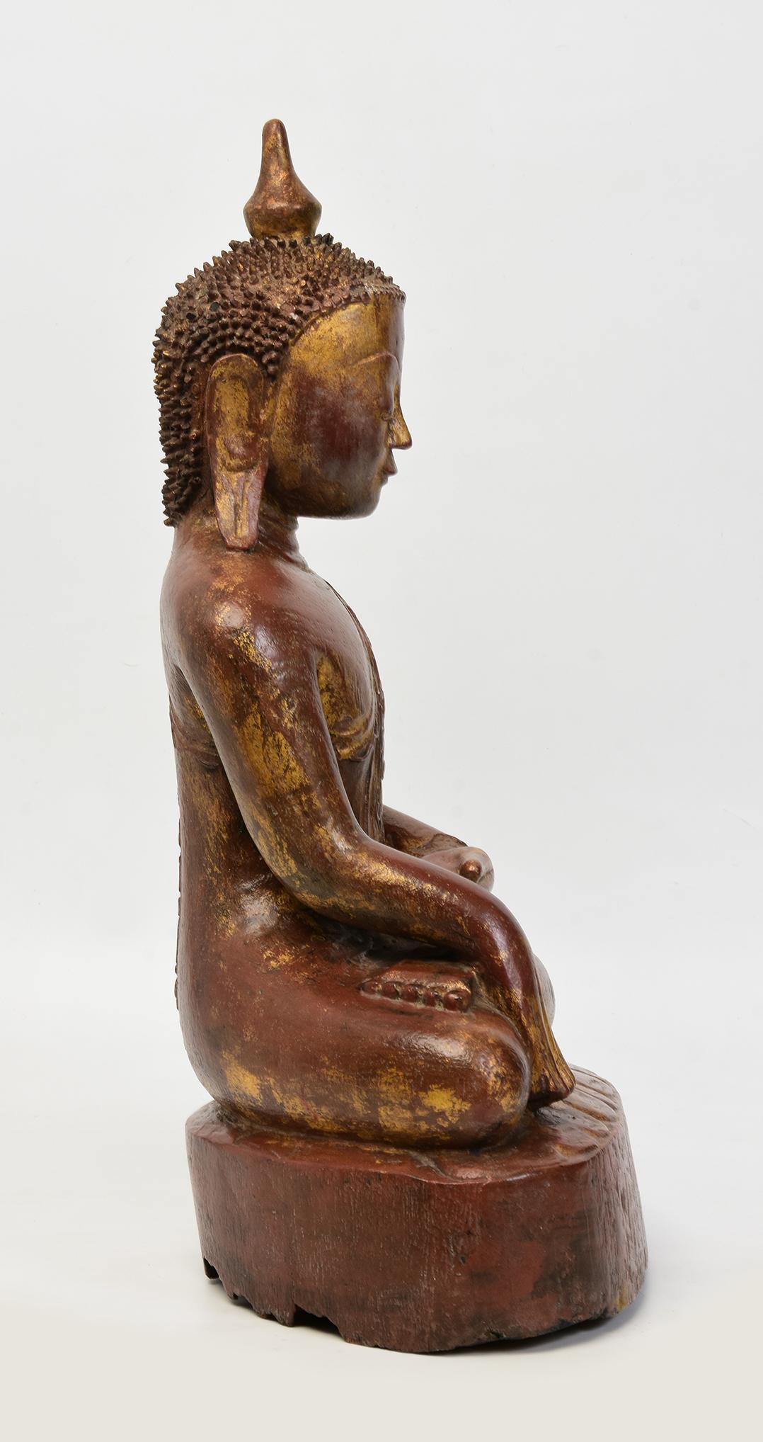Bouddha assis en bois birman ancien Shan du 18ème siècle en vente 4
