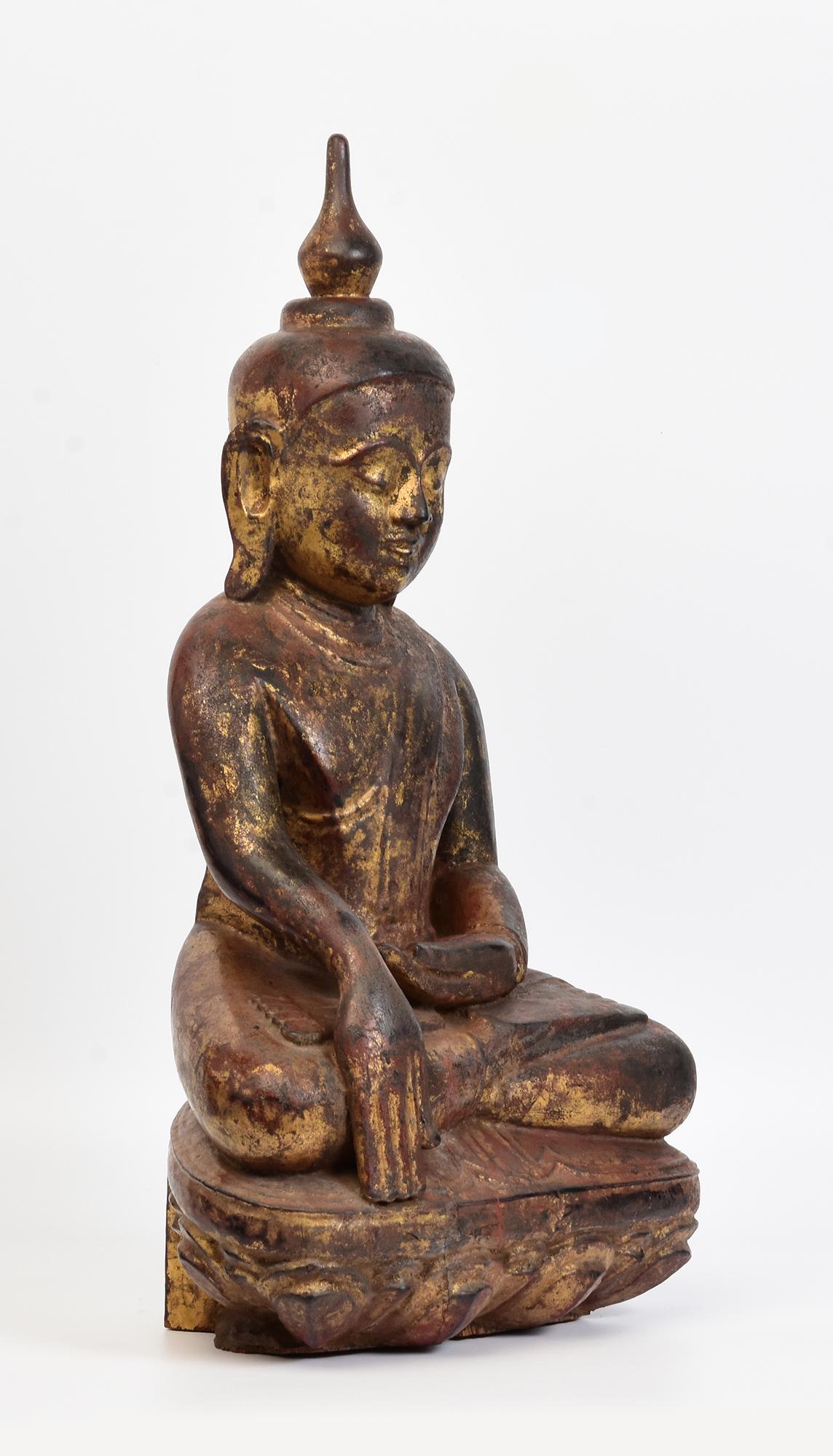 Bouddha assis en bois birman ancien Shan du 18ème siècle en vente 4