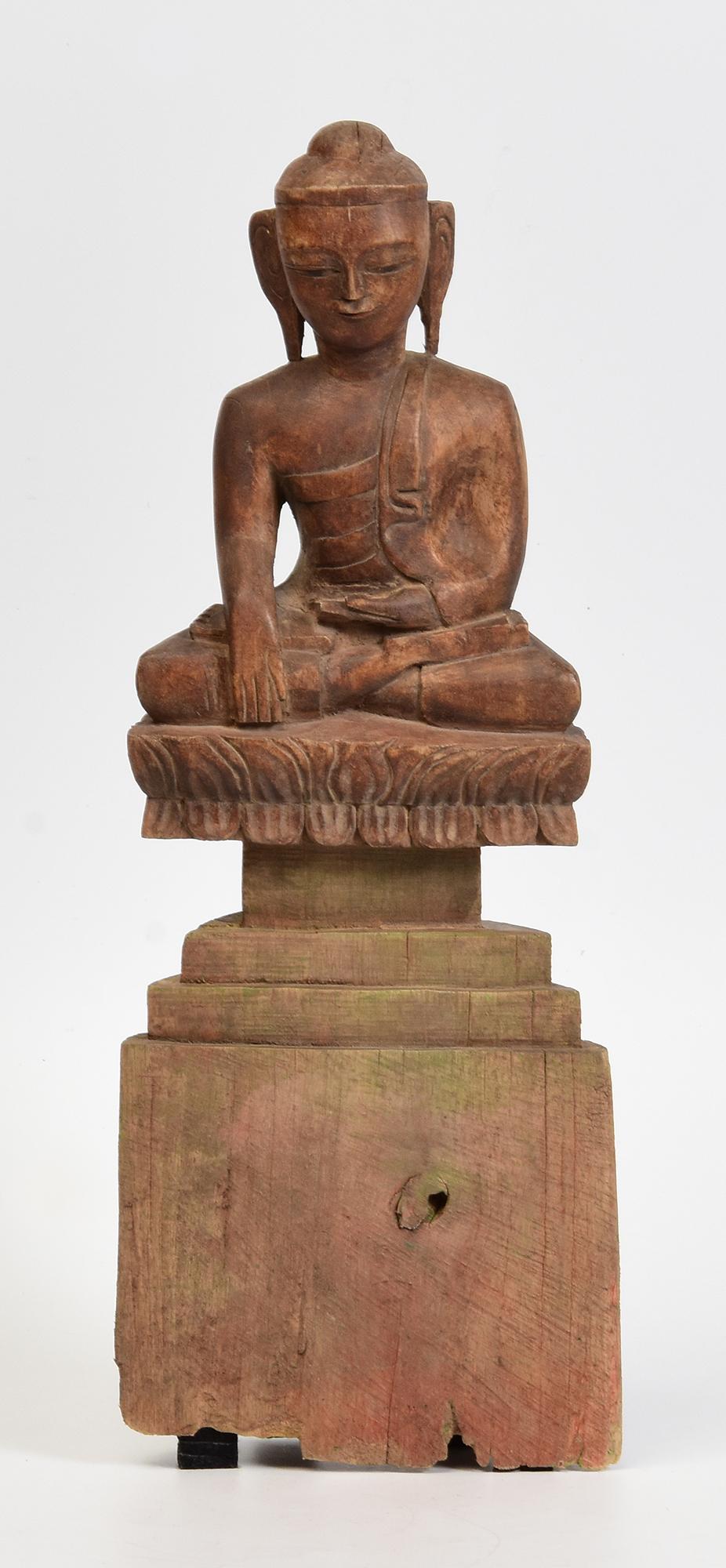 Bouddha assis en bois birman ancien Shan du 18ème siècle en vente 5