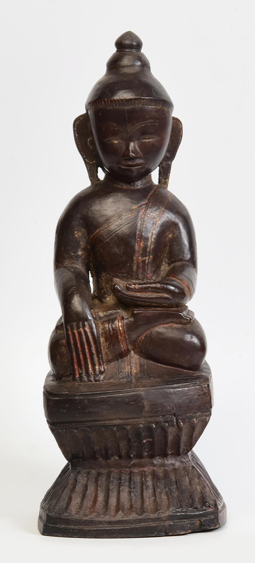 Bouddha assis en bois birman ancien Shan du 18ème siècle en vente 5