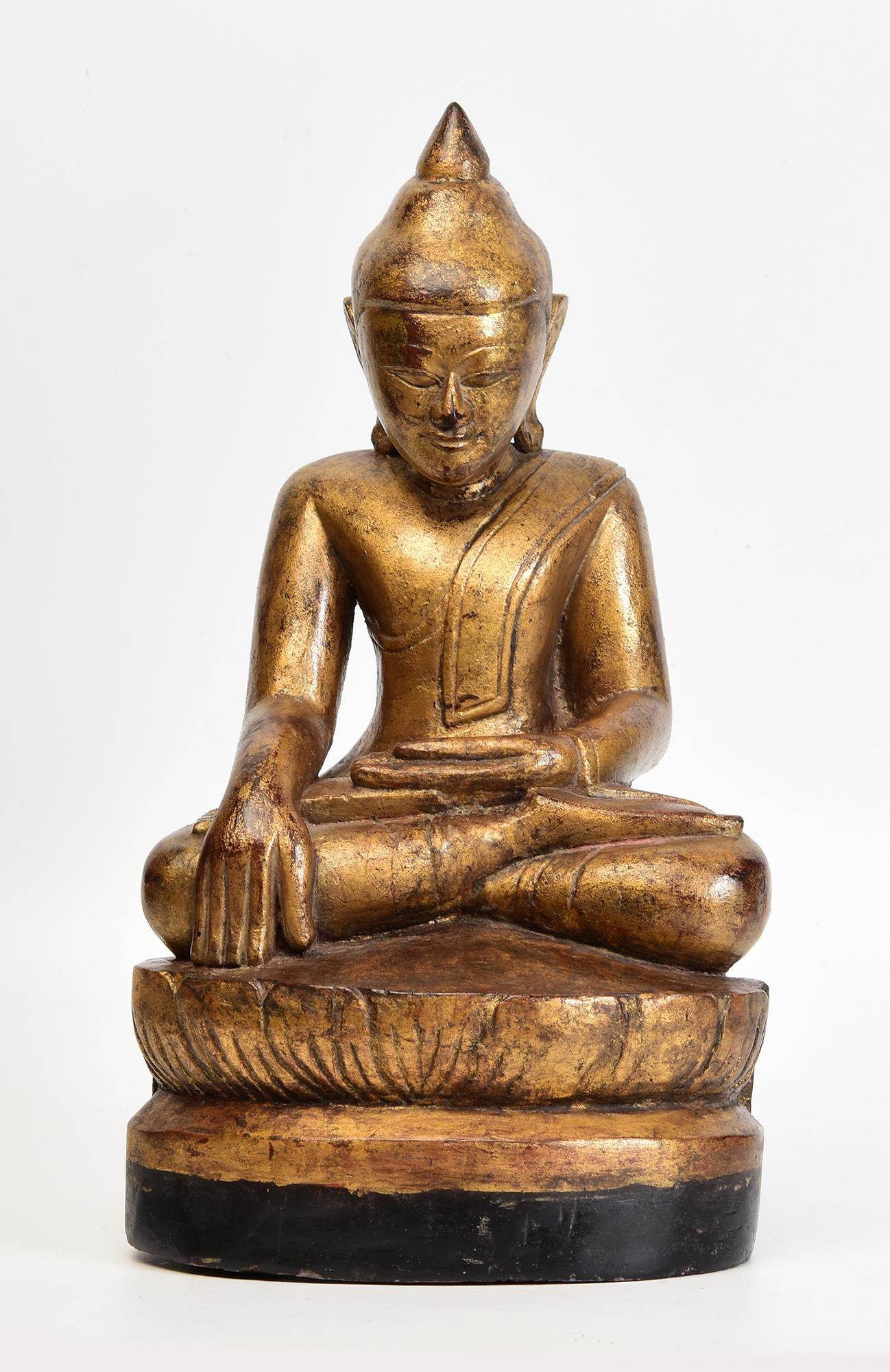 Bouddha assis en bois birman ancien Shan du 18ème siècle en vente 5