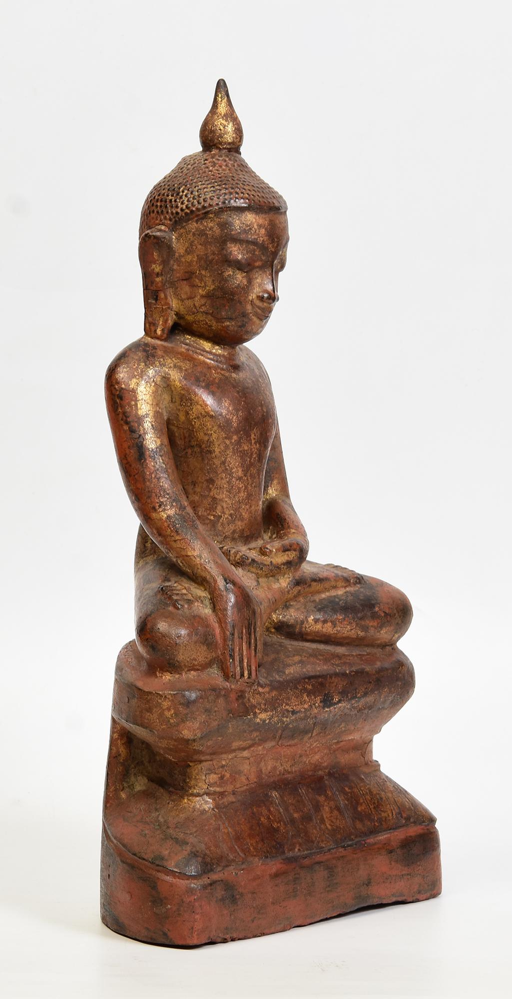 Bouddha assis en bois birman ancien Shan du 18ème siècle en vente 5