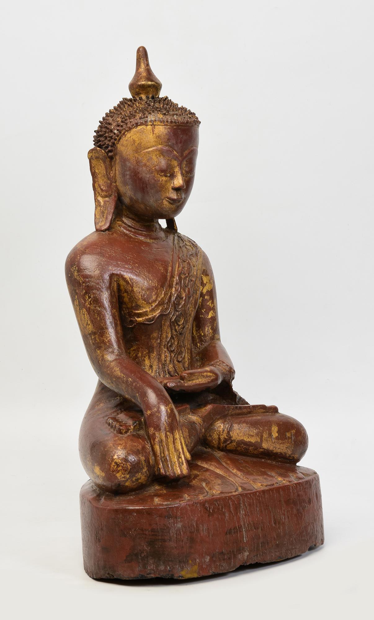 Bouddha assis en bois birman ancien Shan du 18ème siècle en vente 5