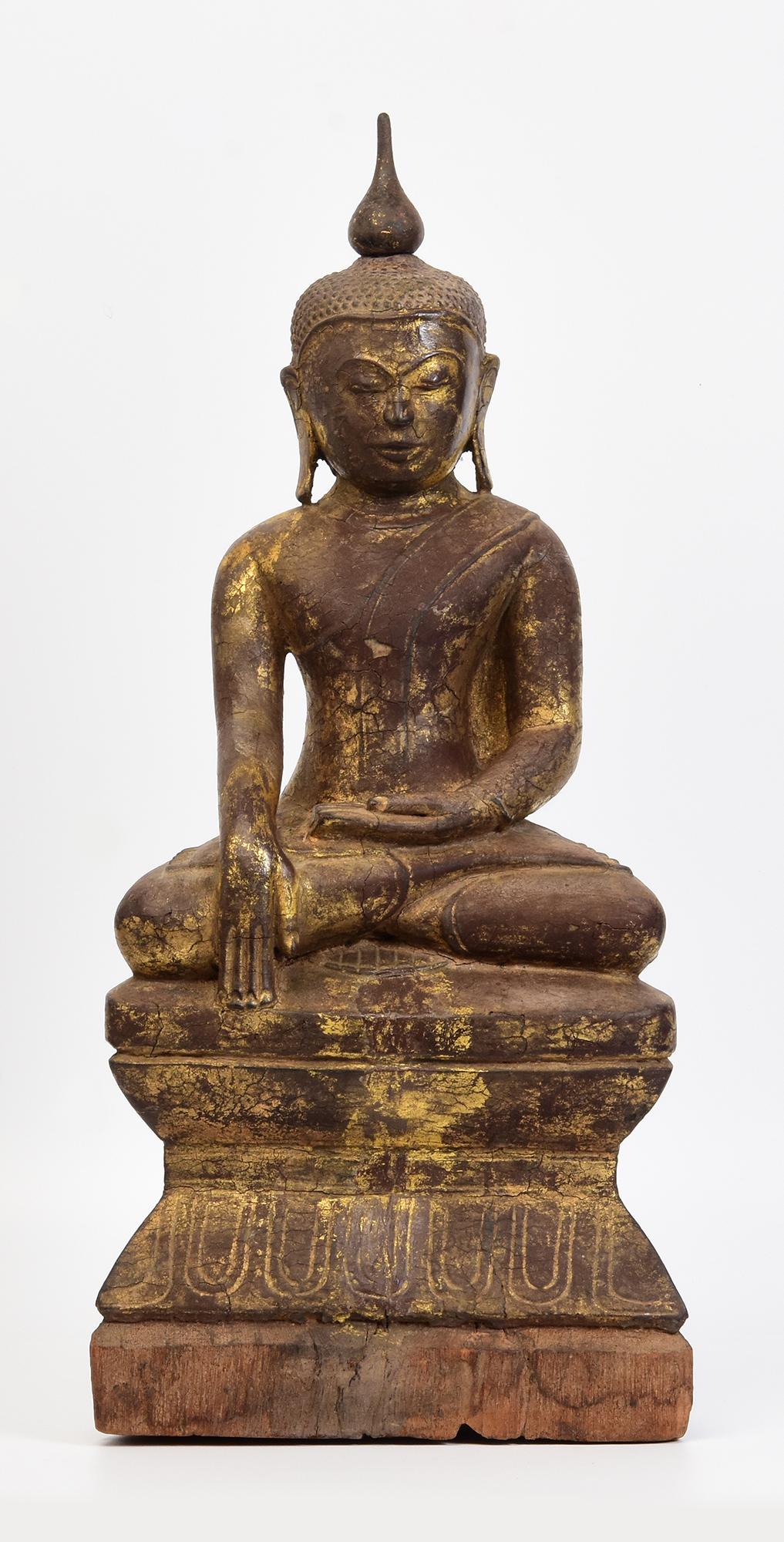 Bouddha assis en bois birman ancien Shan du 18ème siècle en vente 5