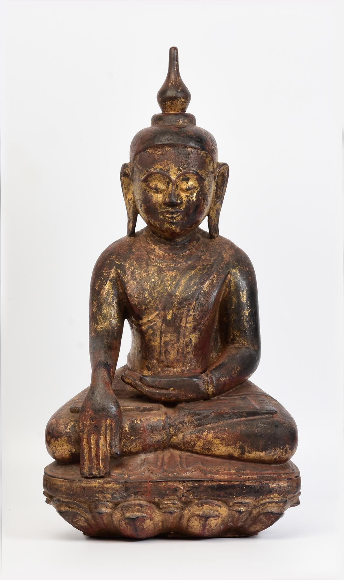 Bouddha assis en bois birman ancien Shan du 18ème siècle en vente 5