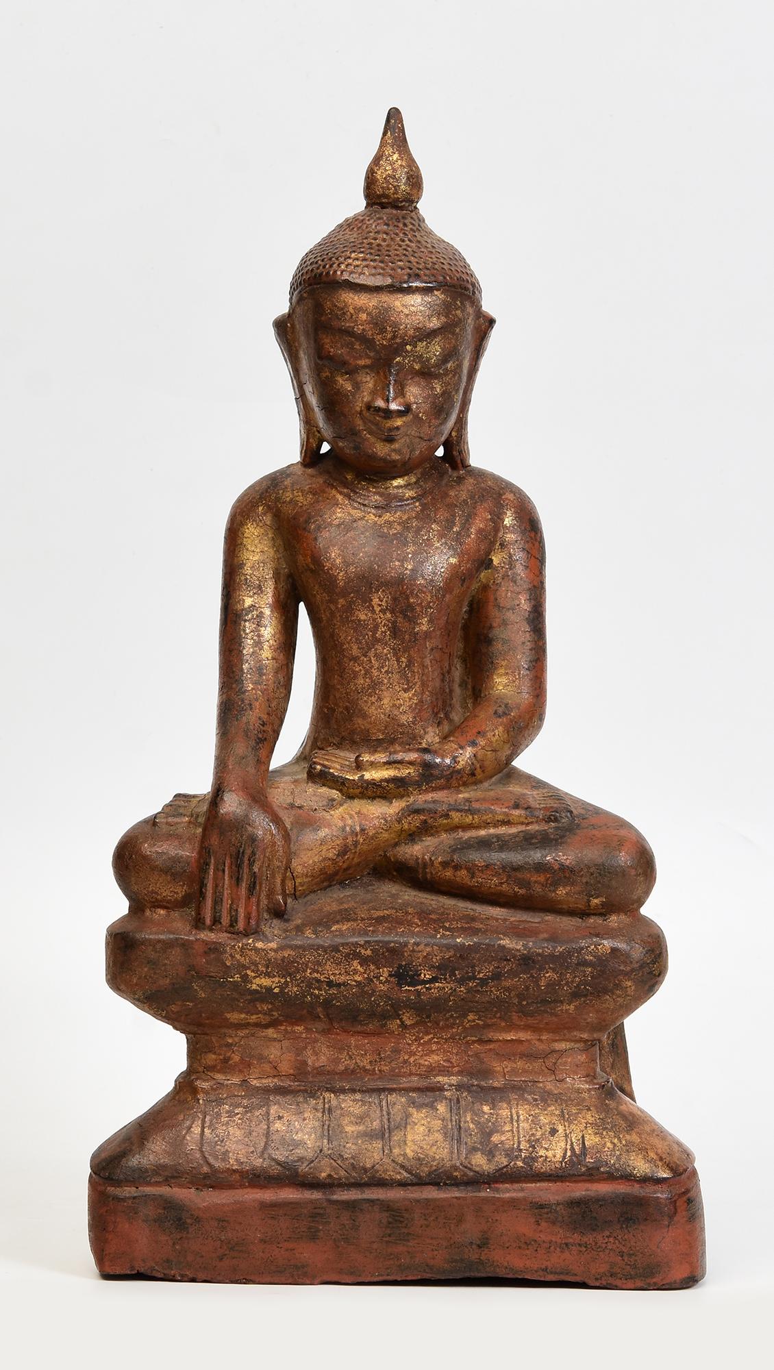 Bouddha assis en bois birman ancien Shan du 18ème siècle en vente 6