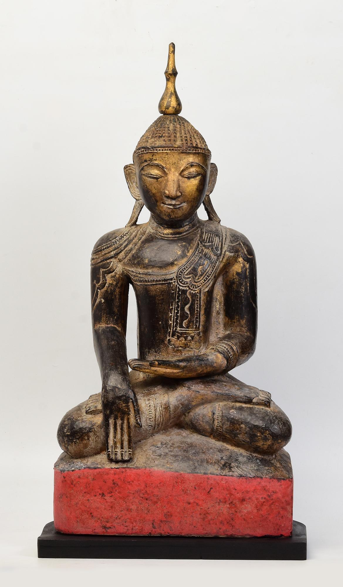 Bouddha assis en bois birman ancien Shan du 18ème siècle en vente 6