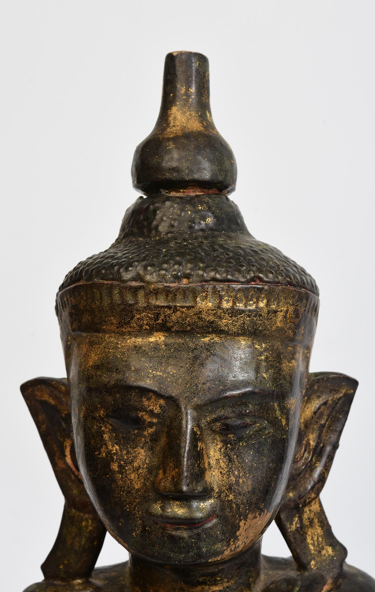 Bouddha birman en bois assis en posture Mara Vijaya (appelant la terre à témoin) sur une base.

Age : Birmanie, Période Shan, 18ème siècle
Dimensions : Hauteur 53.5 C.M. / Largeur 20.5 C.M. / Profondeur 9.8 C.M.
Condit : Bon état général (quelques