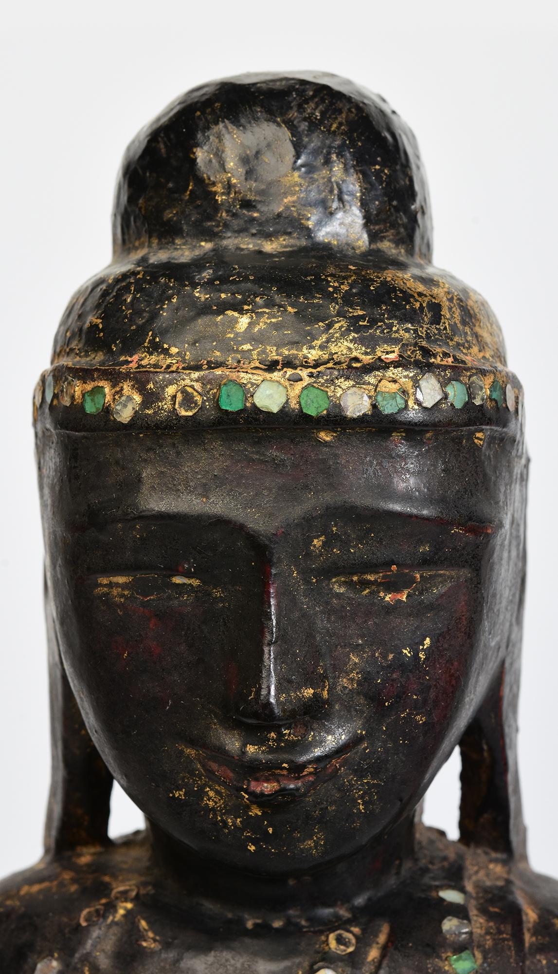 Bouddha birman en bois assis en posture Mara Vijaya (appelant la terre à témoin) sur une base.

Age : Birmanie, Période Shan, 18ème siècle
Dimensions : Hauteur 48.2 C.M. / Largeur 19.6 C.M. / Profondeur 11 C.M.
Condit : Bon état général (quelques