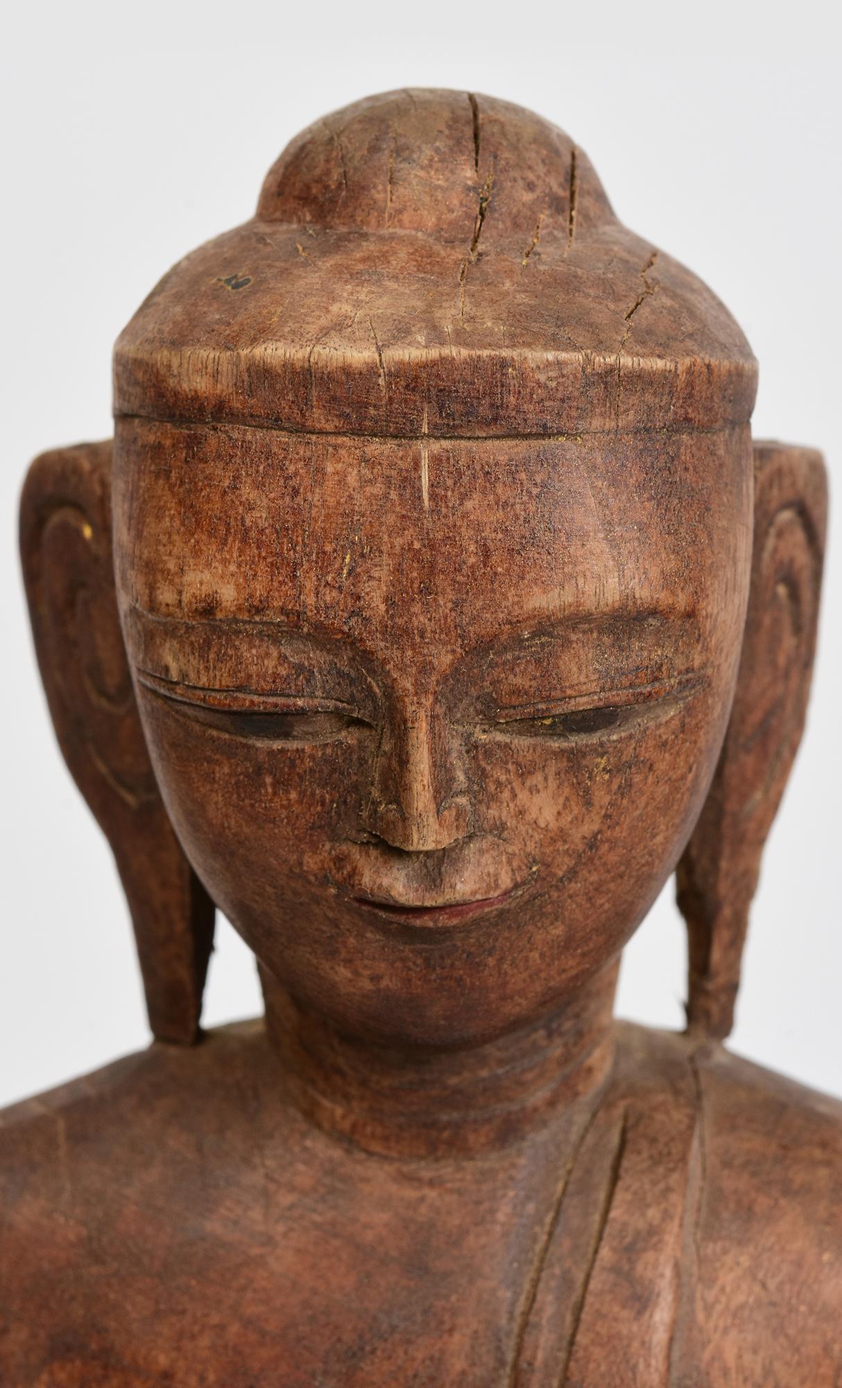 Bouddha ancien en bois de Birmanie assis en posture Mara Vijaya (appelant la terre à témoigner) sur une base.

Age : Birmanie, Période Shan, 18ème siècle
Dimensions : Hauteur 38.4 C.M. / Largeur 14.6 C.M. / Profondeur 7 C.M.
Condit : Bon état