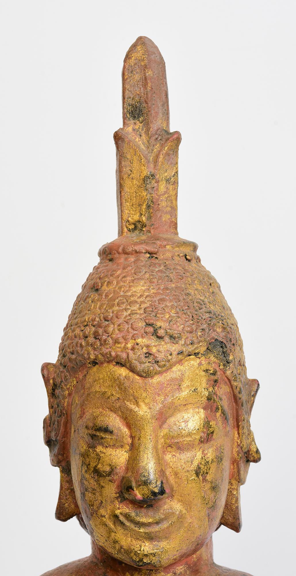 Bouddha birman en bois assis en posture Mara Vijaya (appelant la terre à témoin) sur une base en or doré.

Age : Birmanie, Période Shan, 18ème siècle
Dimensions : Hauteur 44.8 C.C. / Largeur 15 C.C. / Profondeur 10.5 C.C.
Condit : Bon état général