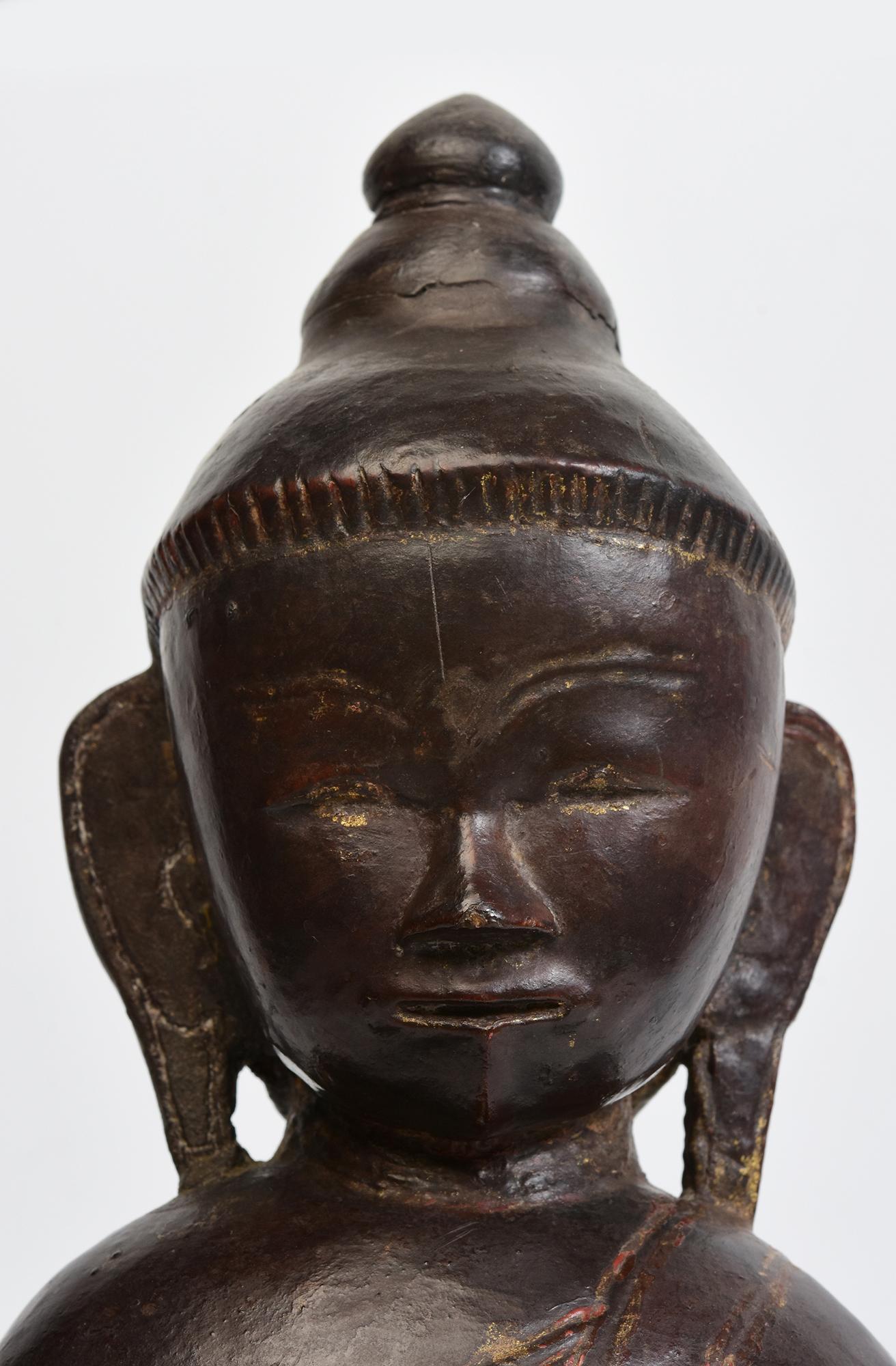 Bouddha ancien en bois de Birmanie assis en posture Mara Vijaya (appelant la terre à témoigner) sur une base.

Age : Birmanie, Période Shan, 18ème siècle
Dimensions : Hauteur 39.8 C.C. / Largeur 15 C.C. / Profondeur 13.5 C.C.
Condit : Bon état
