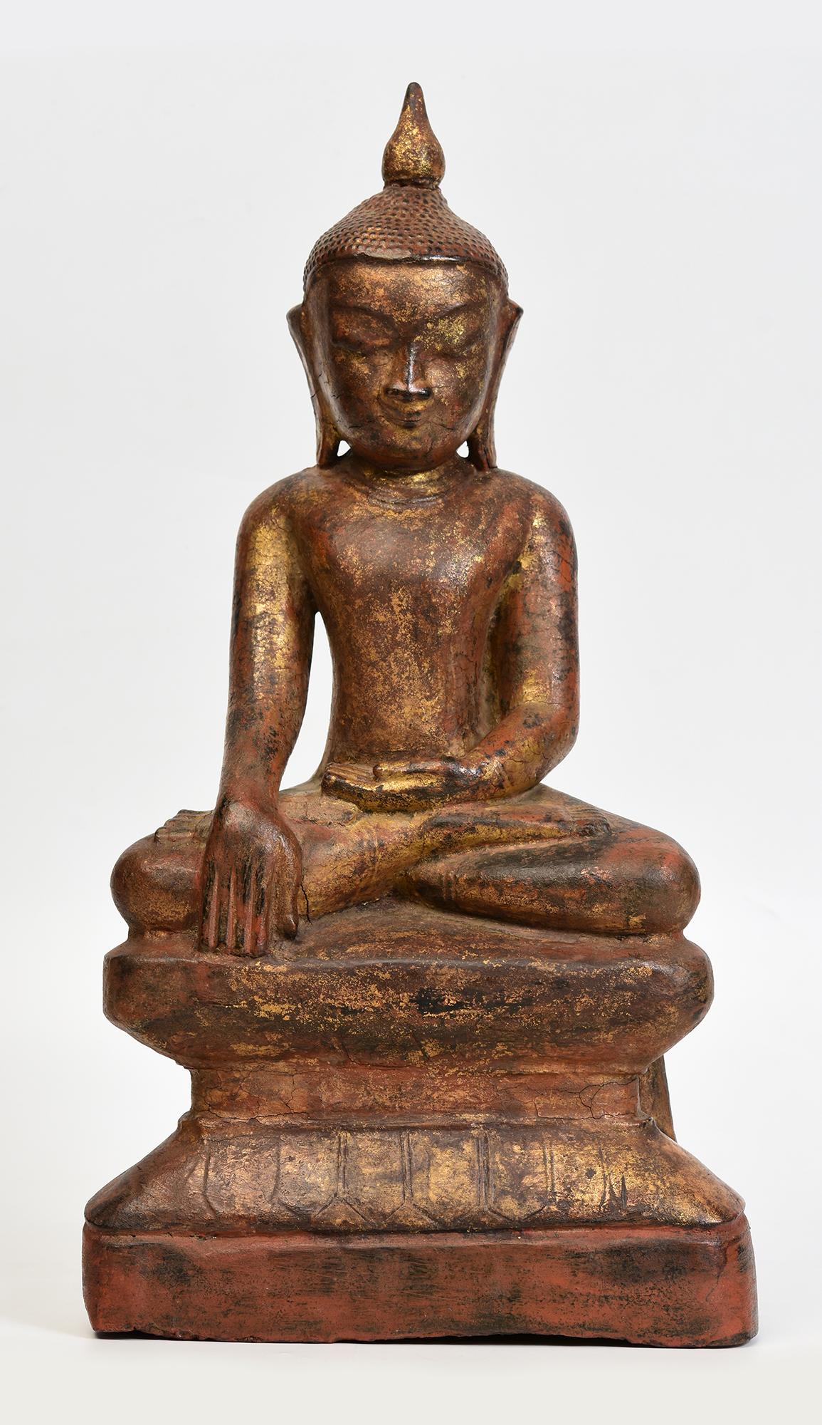 Bouddha ancien en bois de Birmanie assis en posture Mara Vijaya (appelant la terre à témoigner) sur une base.

Age : Birmanie, Période Shan, 18ème siècle
Dimensions : Hauteur 41.7 C.M. / Largeur 21.8 C.M. / Profondeur 10.8 C.M.
Condit : Bon état