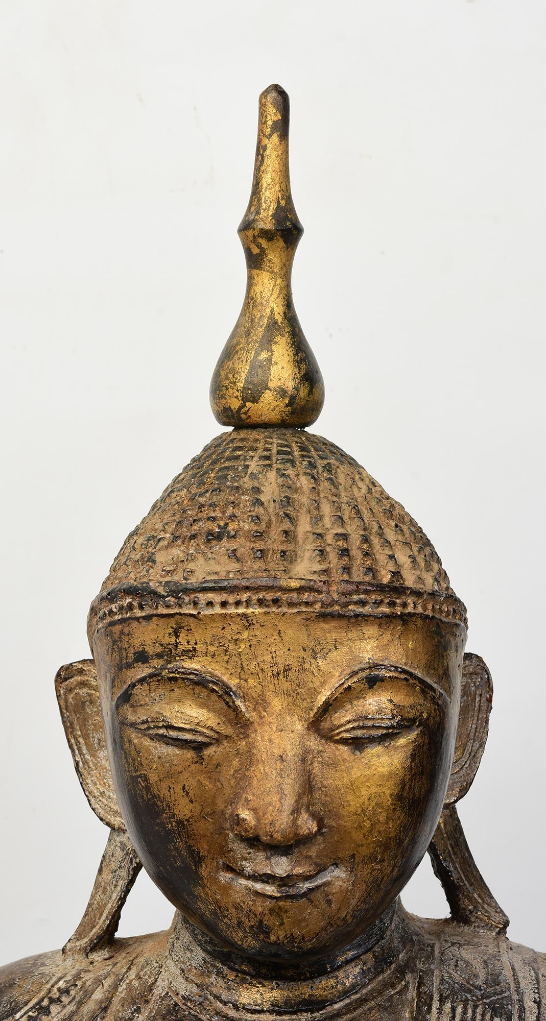 Bouddha ancien en bois de Birmanie assis en posture Mara Vijaya (appelant la terre à témoigner) sur une base.

Age : Birmanie, Période Shan, 18ème siècle
Dimensions sans le support : Hauteur 71,6 C.C. / Largeur 35 C.C. / Profondeur 20 C.C.
Hauteur