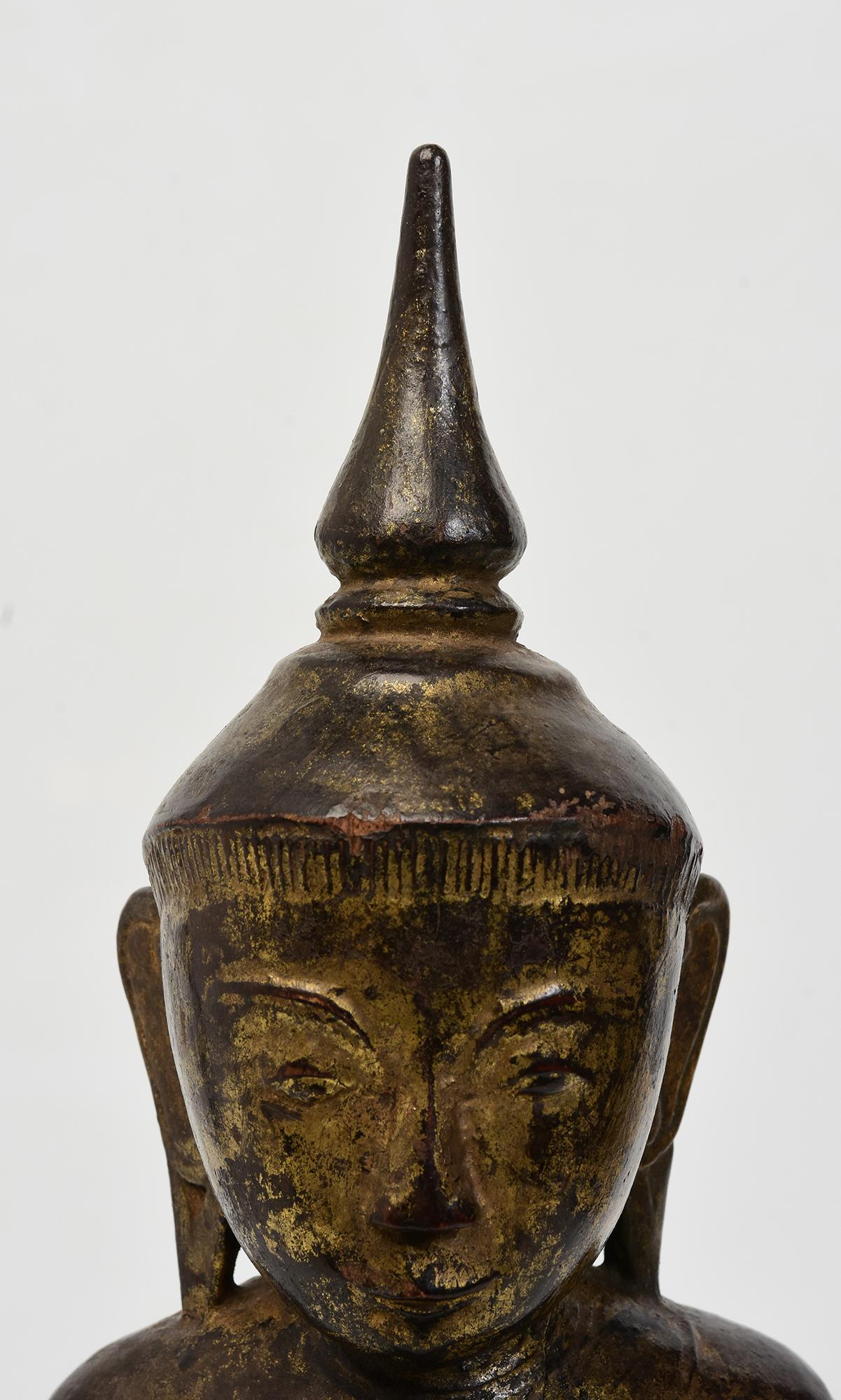 Antiker burmesischer Holzbuddha in Mara-Vijaya-Haltung (die Erde zum Zeugen rufen) auf einem Sockel.

Alter: Birma, Shan-Zeit, 18. Jahrhundert
Größe: Höhe 45,2 C.M. / Breite 17,3 C.M. / Tiefe 13,5 C.M.
Zustand: Insgesamt guter Zustand (einige