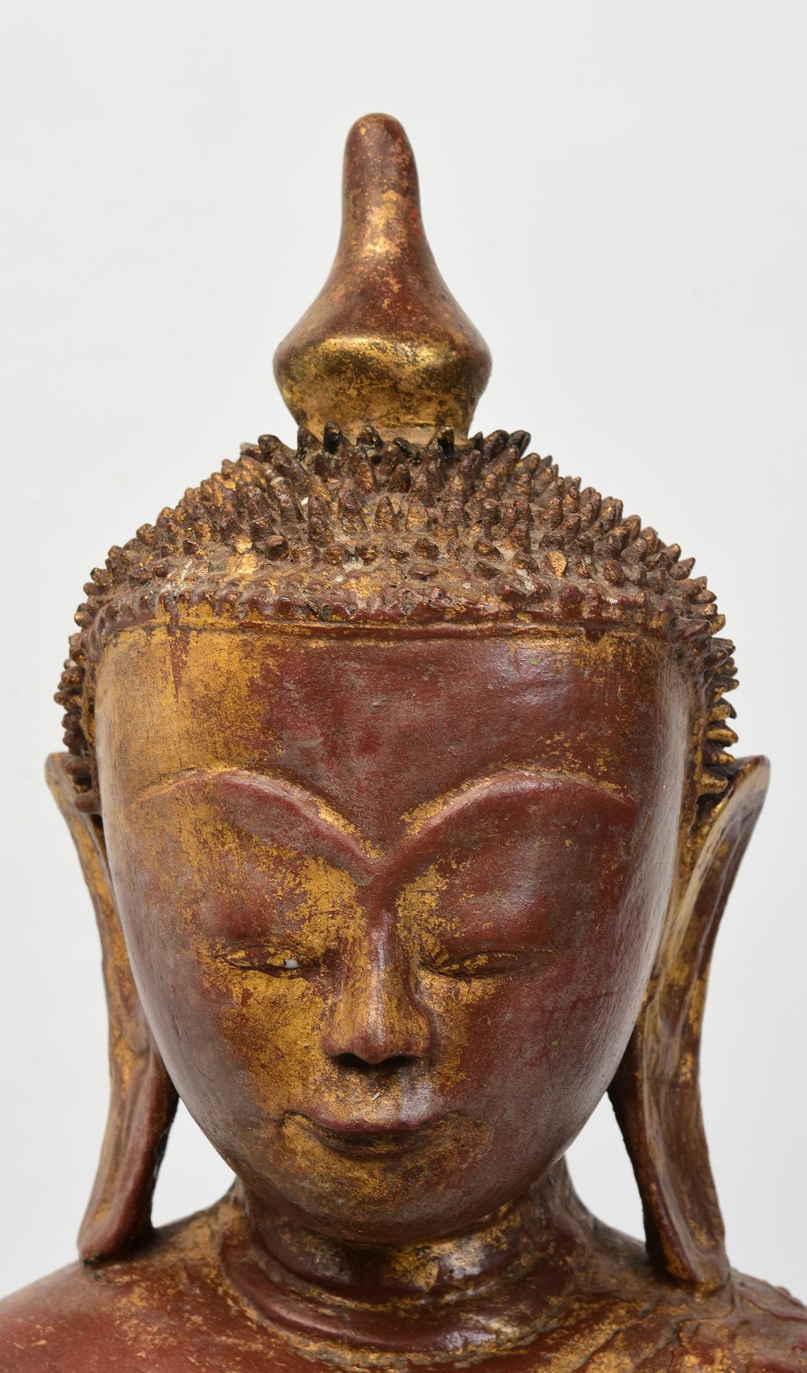 Bouddha ancien en bois de Birmanie assis en posture Mara Vijaya (appelant la terre à témoigner) sur une base.

Age : Birmanie, Période Shan, 18ème siècle
Dimensions : Hauteur 52.3 C.C. / Largeur 28 C.C. / Profondeur 19.5 C.C.
Condit : Bon état