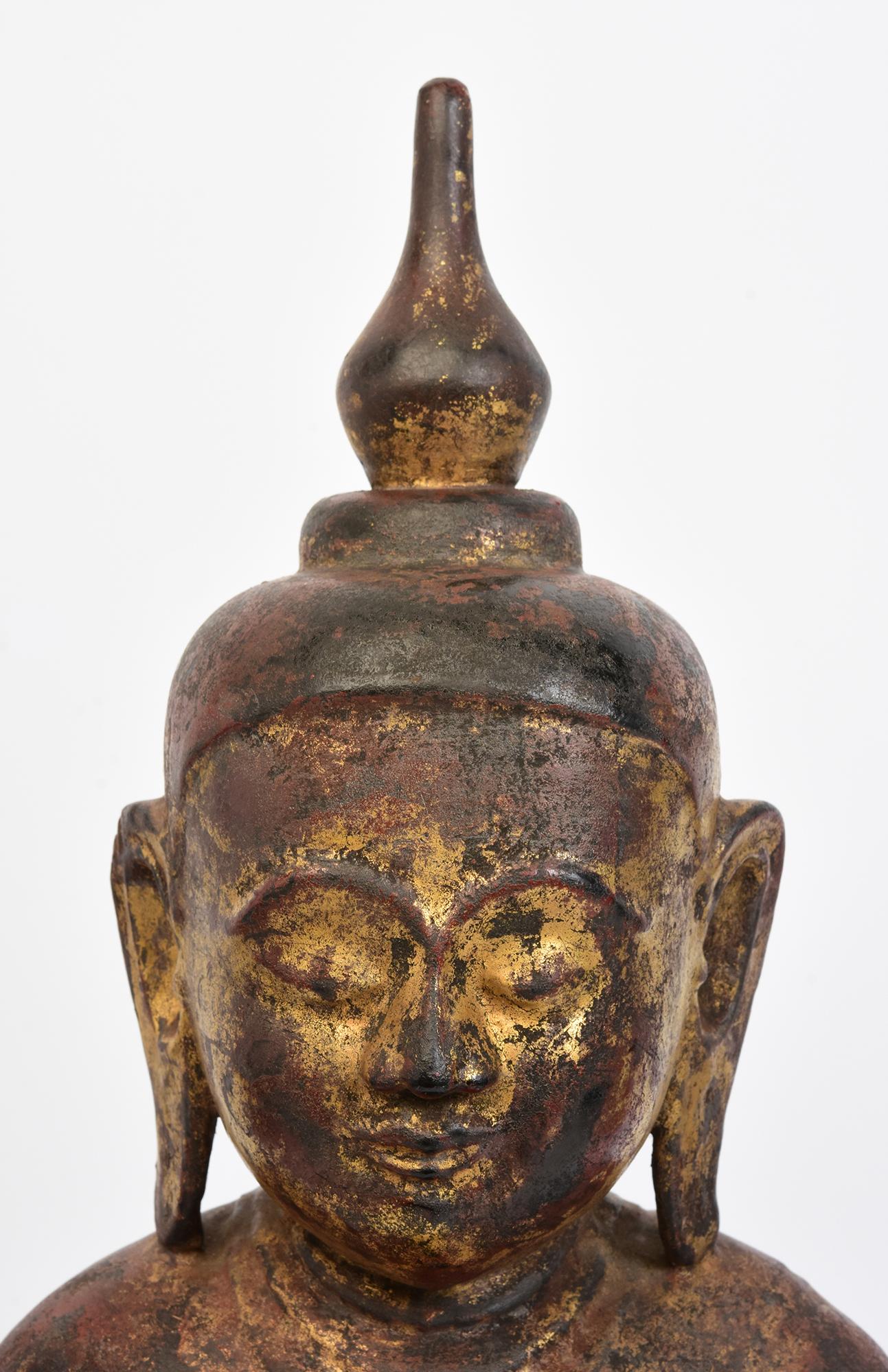 Bouddha ancien en bois de Birmanie assis dans la posture de Mara Vijaya (appelant la terre à témoigner) sur une base de lotus.

Age : Birmanie, Période Shan, 18ème siècle
Dimensions : Hauteur 59 C.C. / Largeur 31 C.C. / Profondeur 19.3 C.C.
Condit :