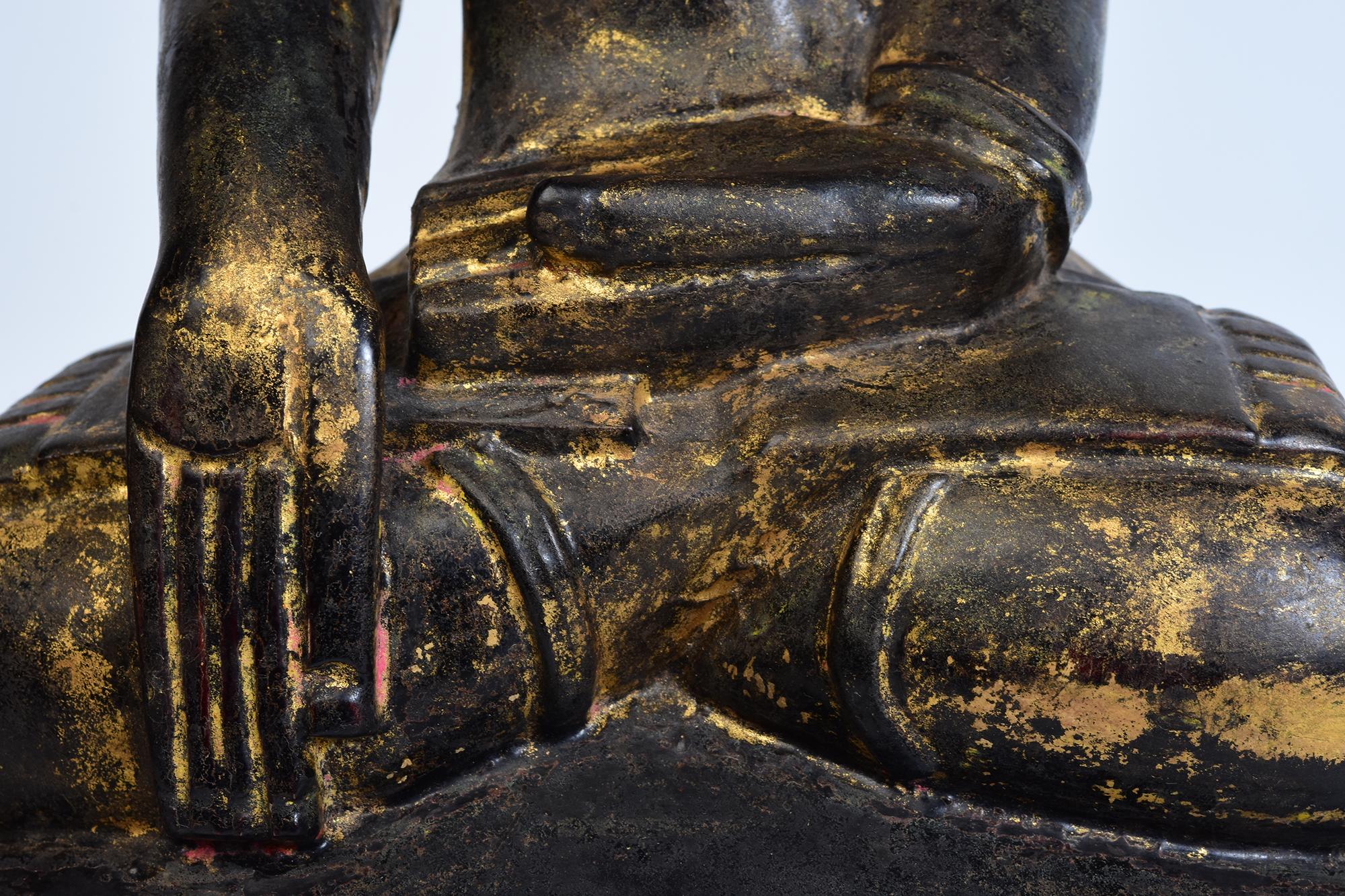 Sculpté à la main Bouddha assis en bois birman ancien Shan du 18ème siècle en vente