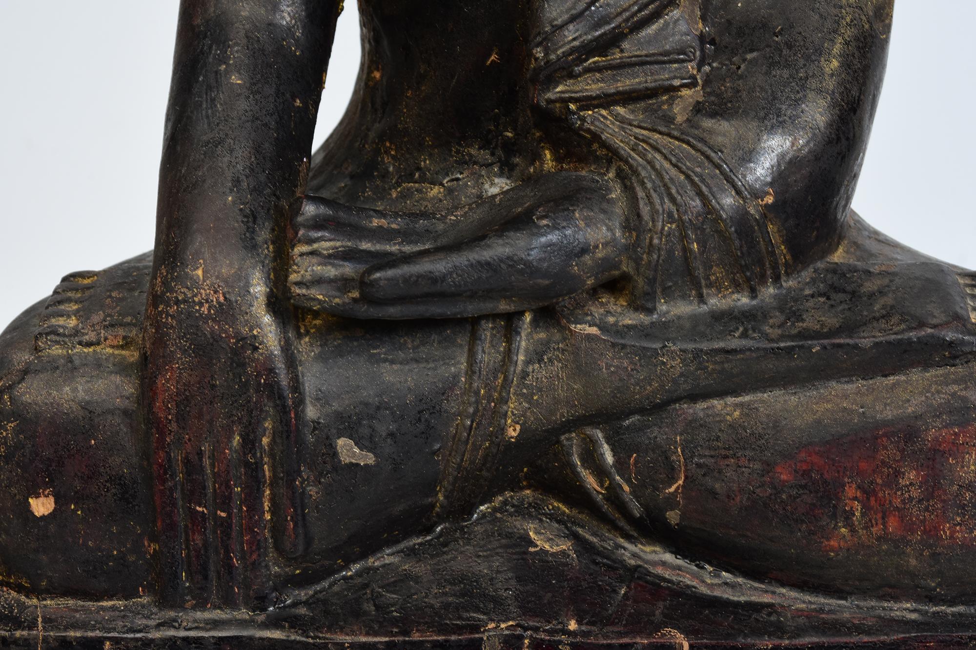Sculpté à la main Bouddha assis en bois birman ancien Shan du 18ème siècle en vente
