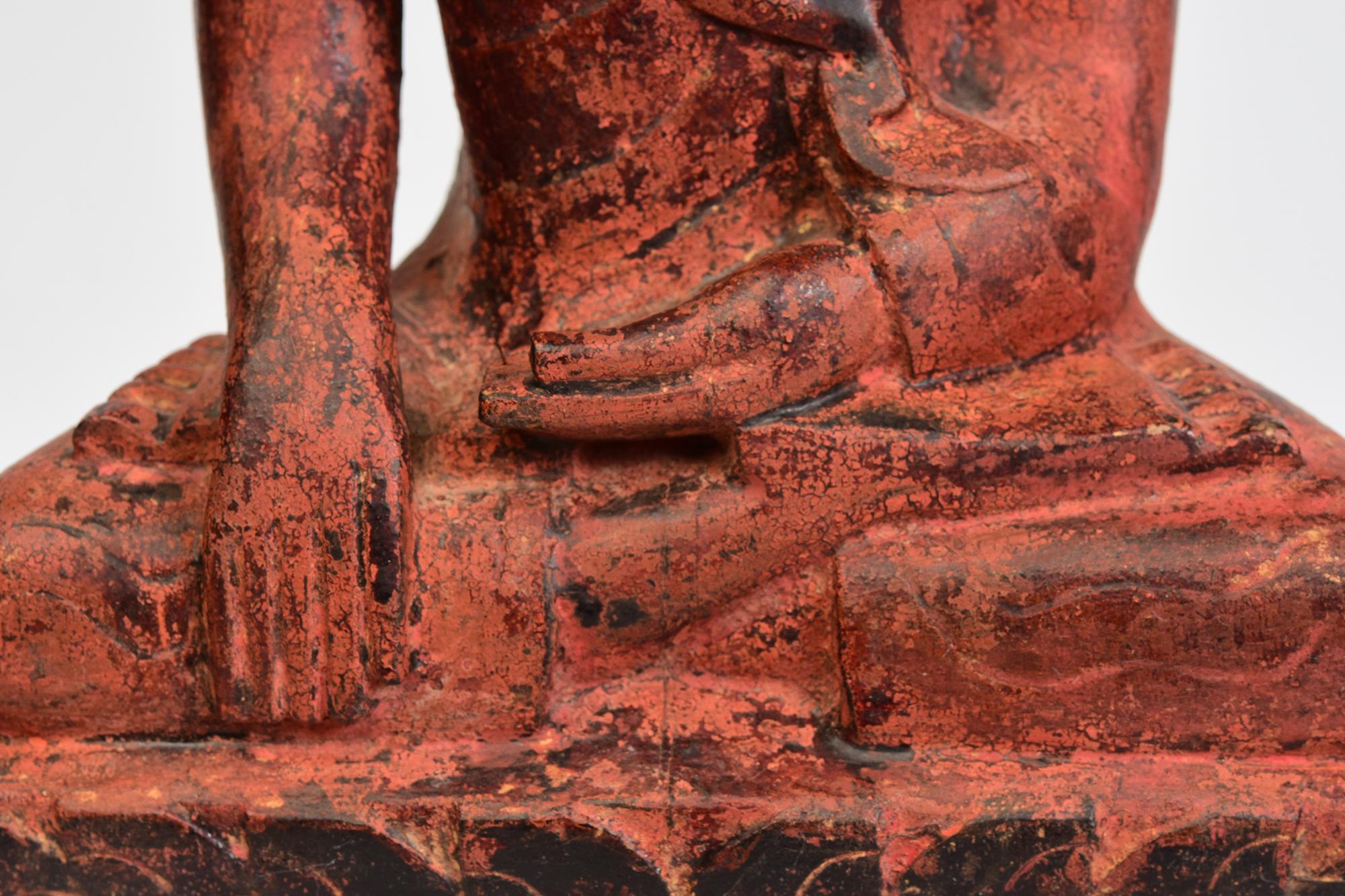 18th Century, Shan, Antique Burmese Wooden Seated Buddha In Good Condition For Sale In Sampantawong, TH