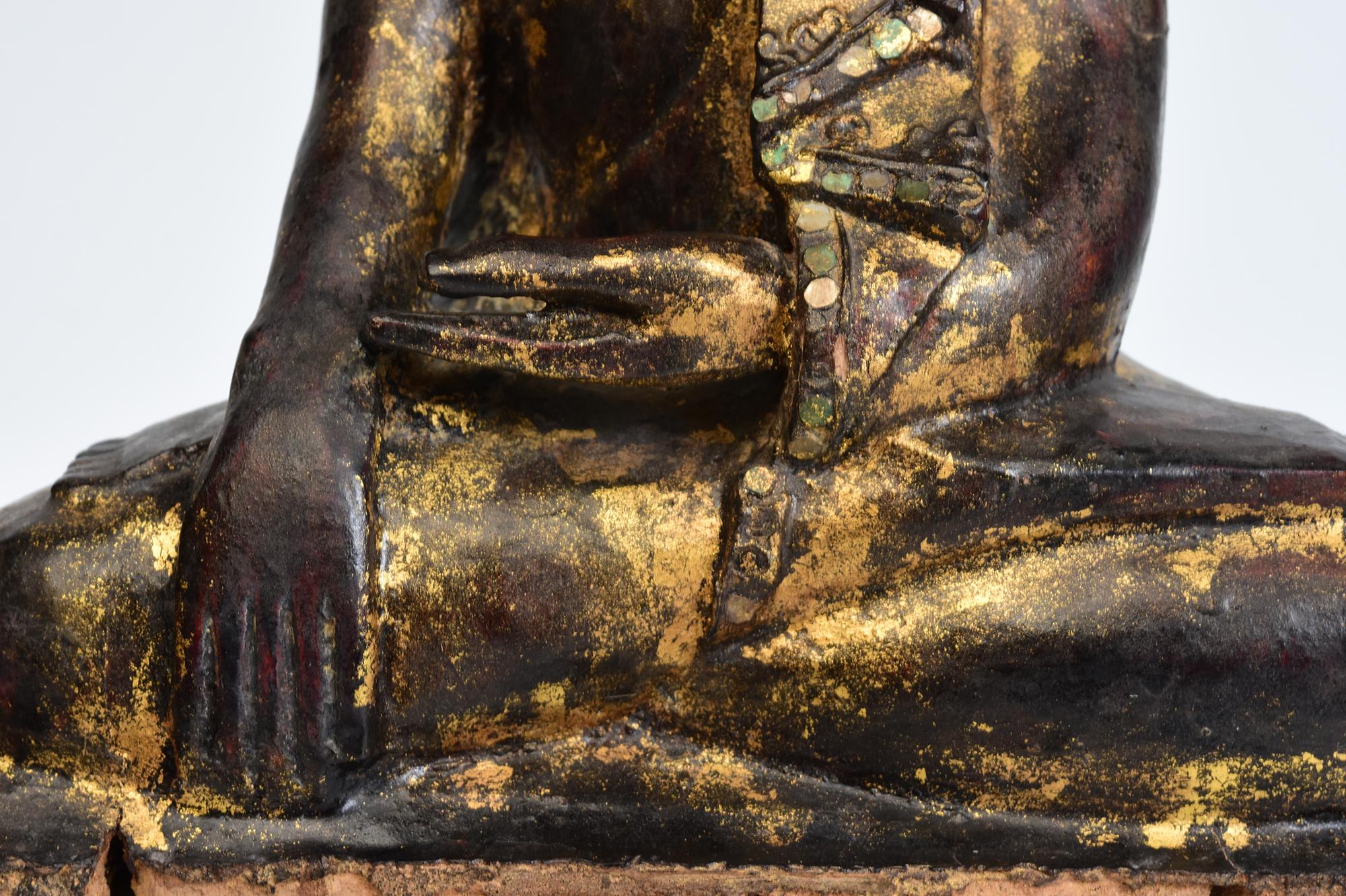 18th Century, Shan, Antique Burmese Wooden Seated Buddha In Good Condition For Sale In Sampantawong, TH