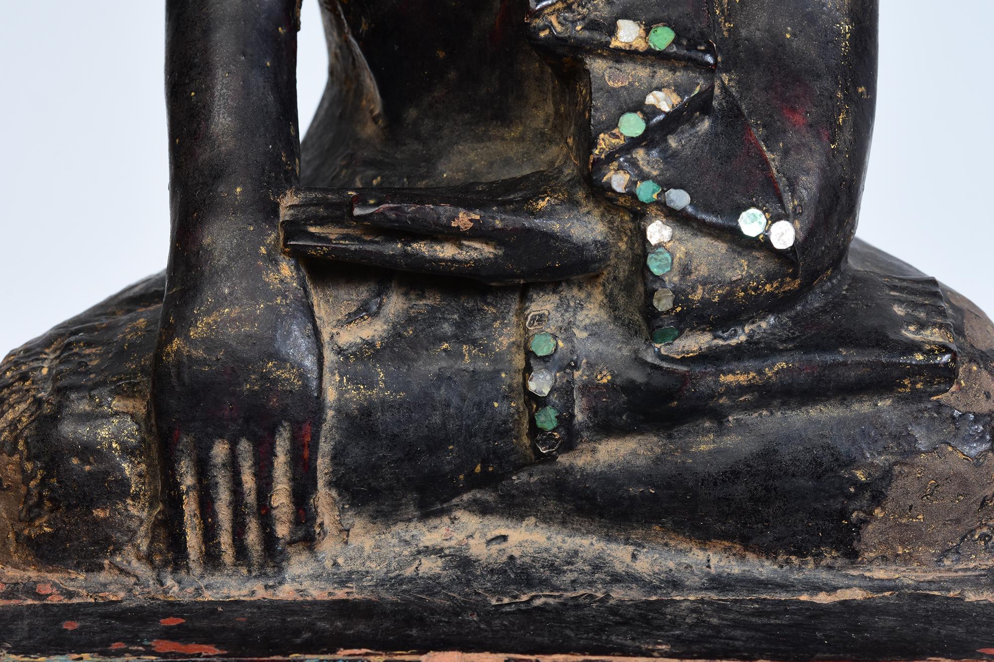 18th Century, Shan, Antique Burmese Wooden Seated Buddha In Good Condition For Sale In Sampantawong, TH