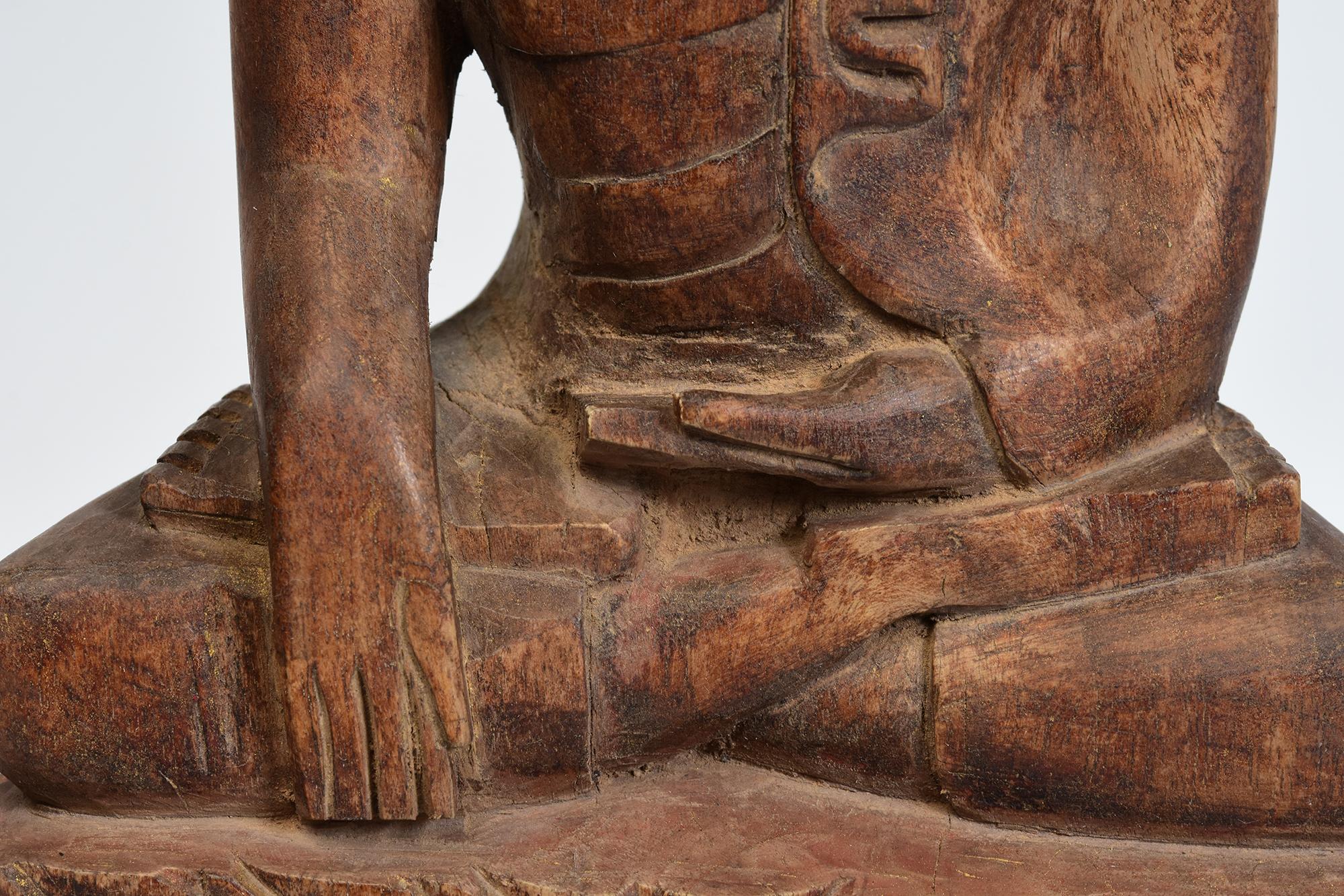 Sculpté à la main Bouddha assis en bois birman ancien Shan du 18ème siècle en vente