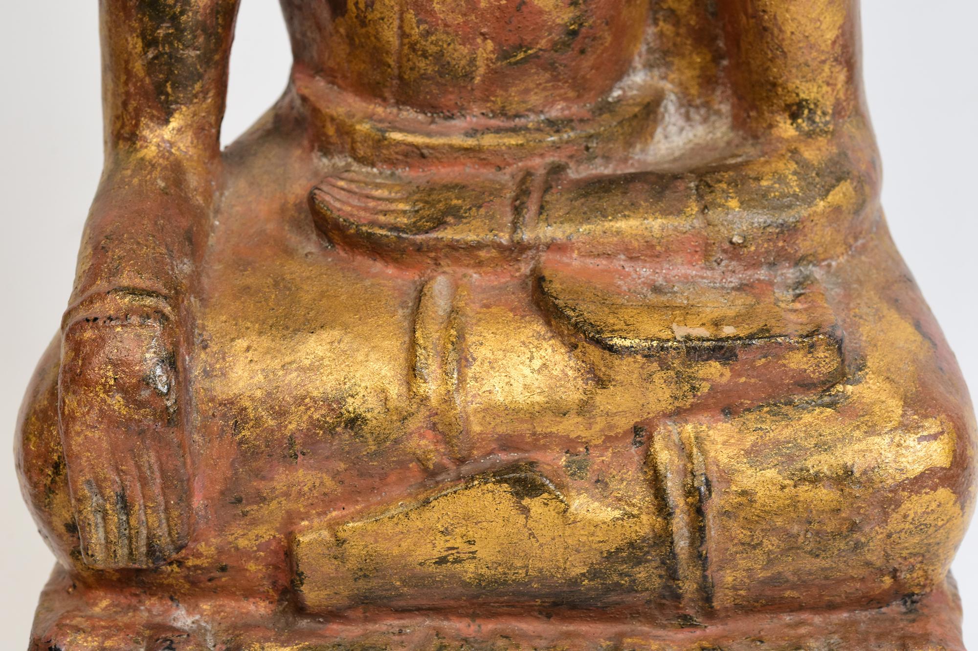 Sculpté à la main Bouddha assis en bois birman ancien Shan du 18ème siècle en vente