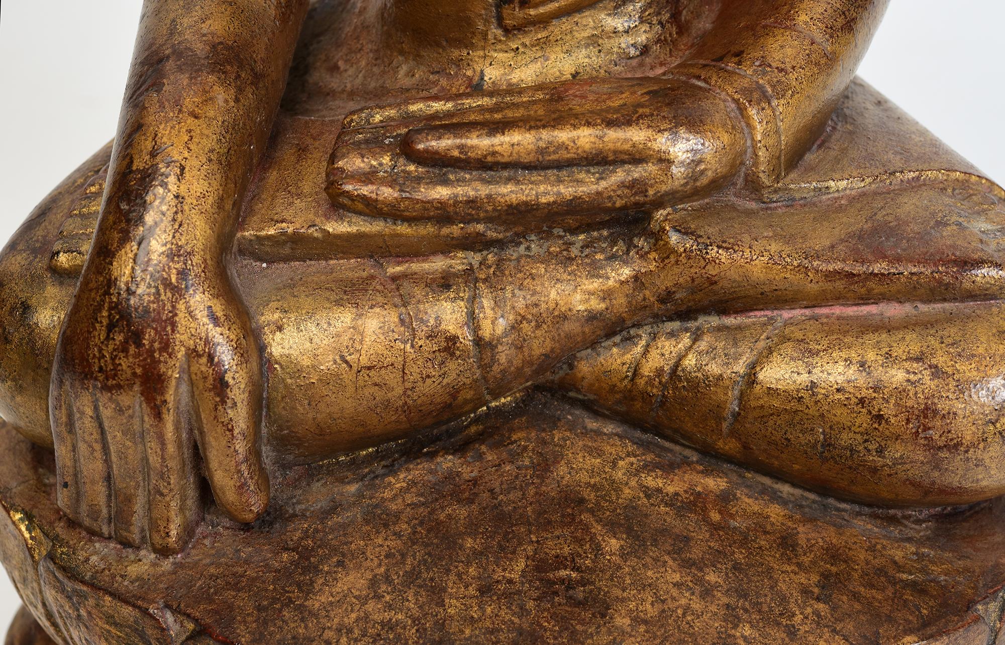 Sculpté à la main Bouddha assis en bois birman ancien Shan du 18ème siècle en vente
