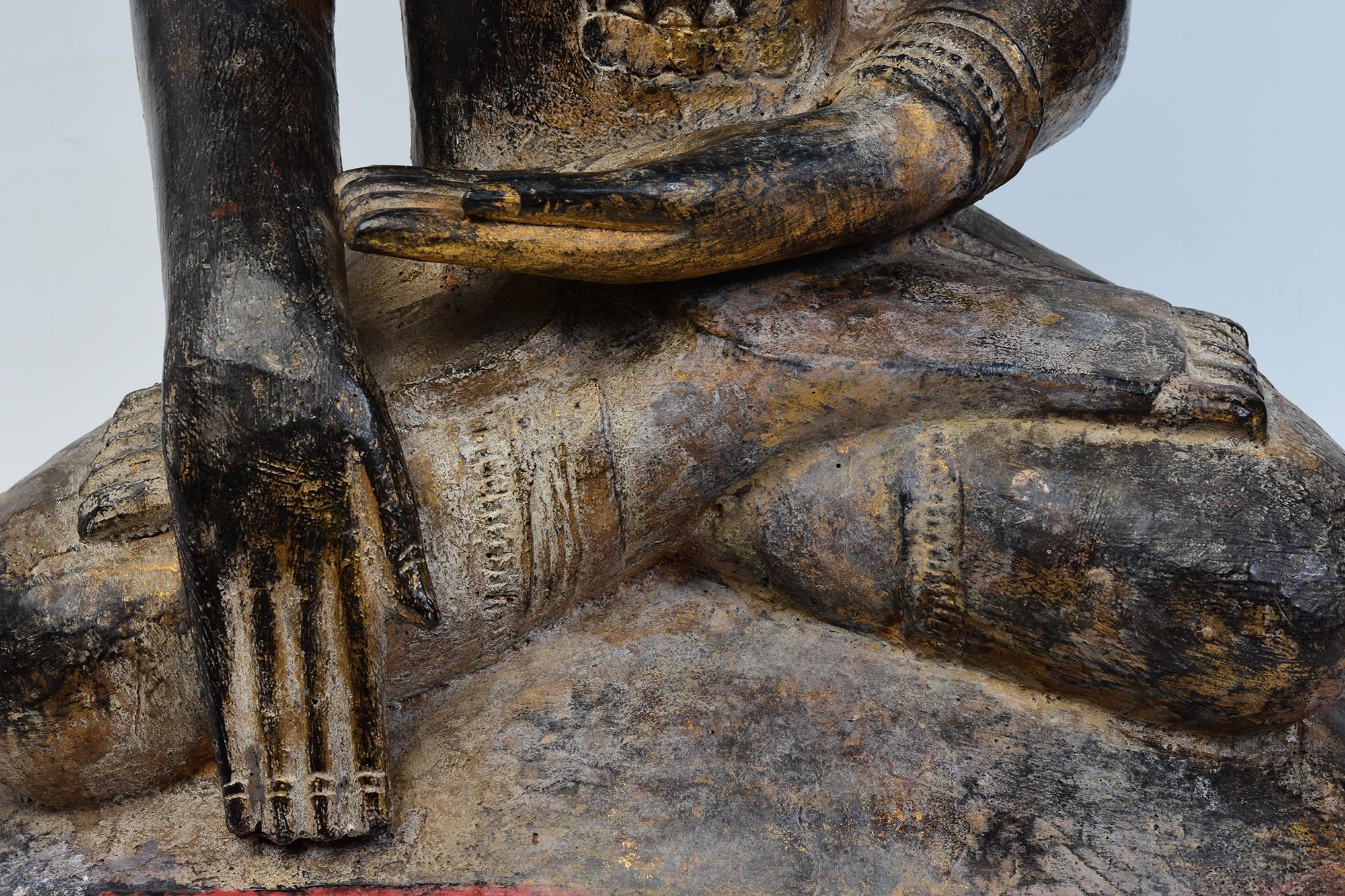 Sculpté à la main Bouddha assis en bois birman ancien Shan du 18ème siècle en vente