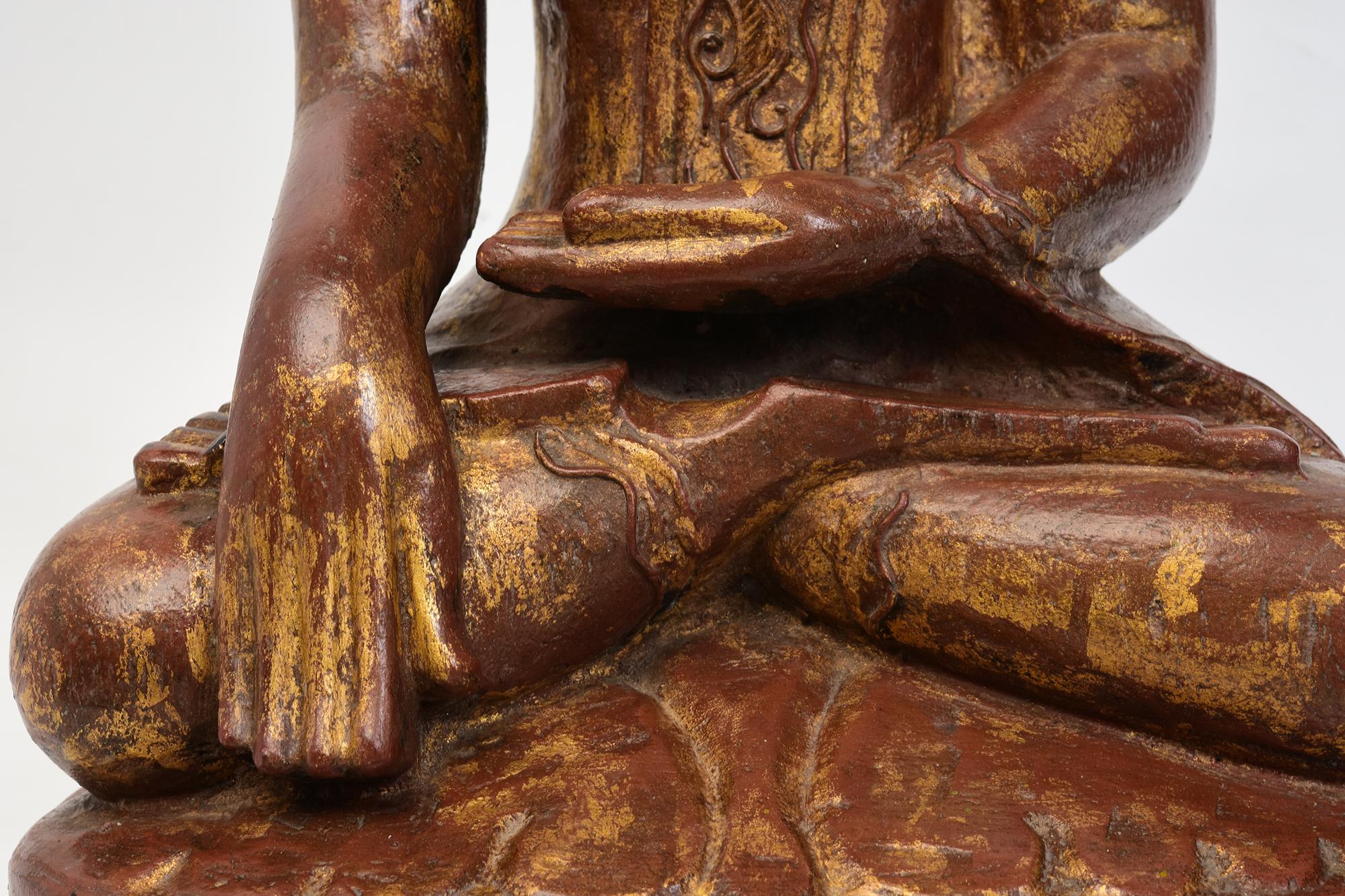Sculpté à la main Bouddha assis en bois birman ancien Shan du 18ème siècle en vente
