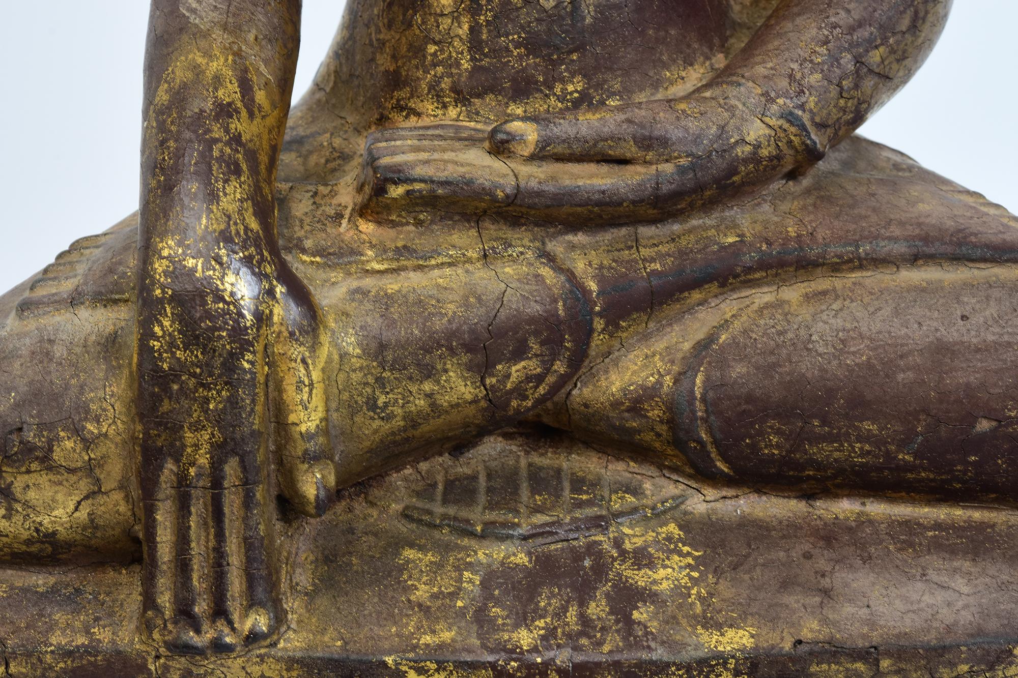 Sculpté à la main Bouddha assis en bois birman ancien Shan du 18ème siècle en vente