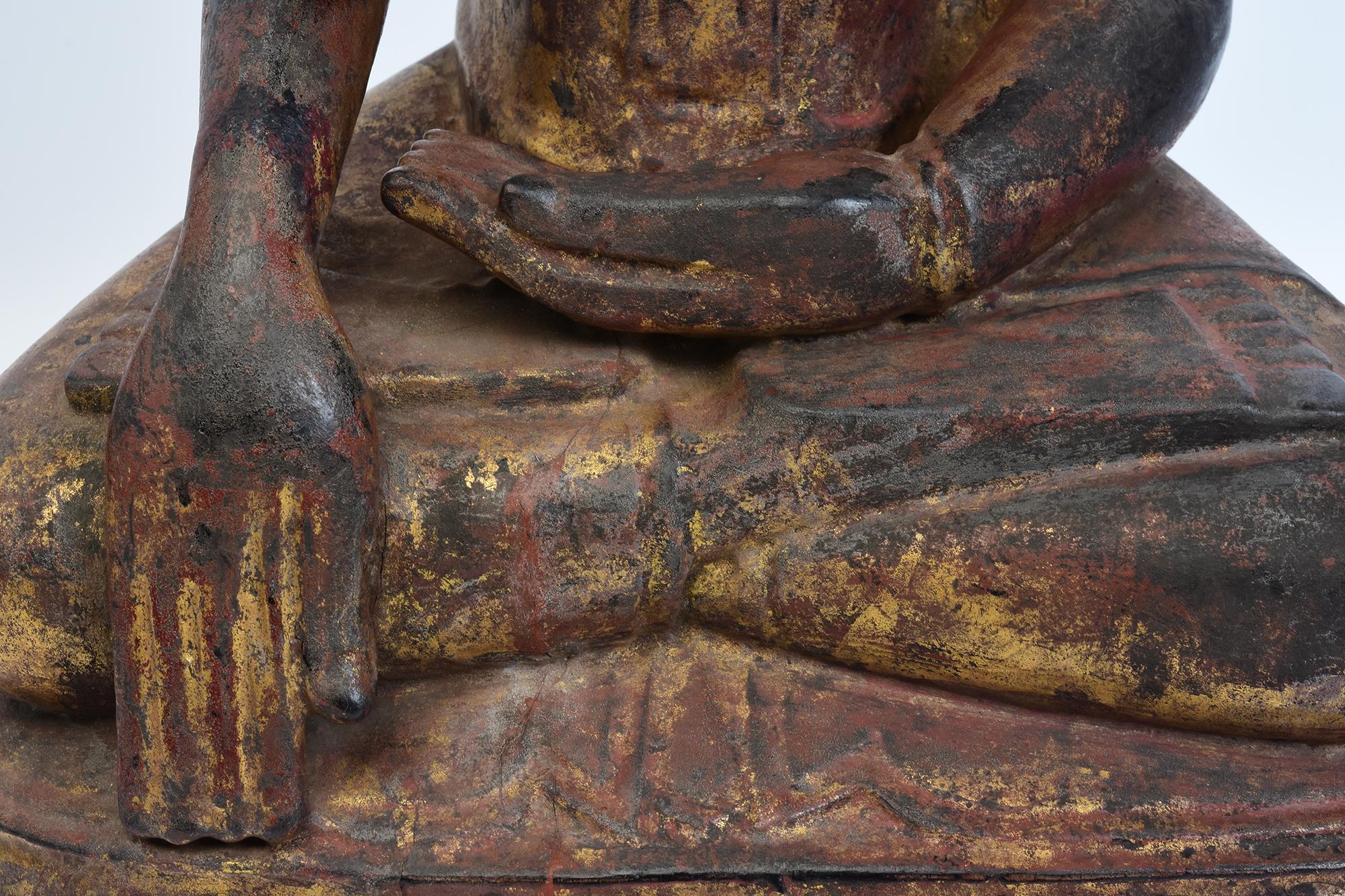 Sculpté à la main Bouddha assis en bois birman ancien Shan du 18ème siècle en vente