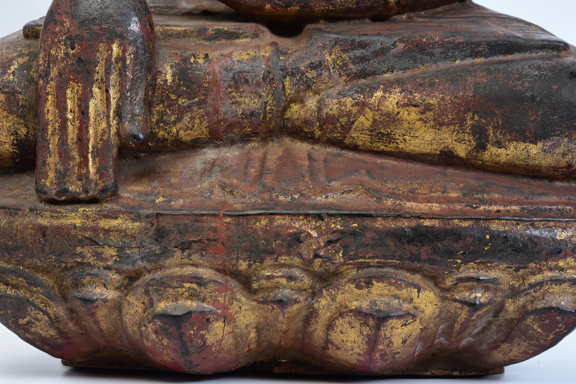 Bouddha assis en bois birman ancien Shan du 18ème siècle Bon état - En vente à Sampantawong, TH