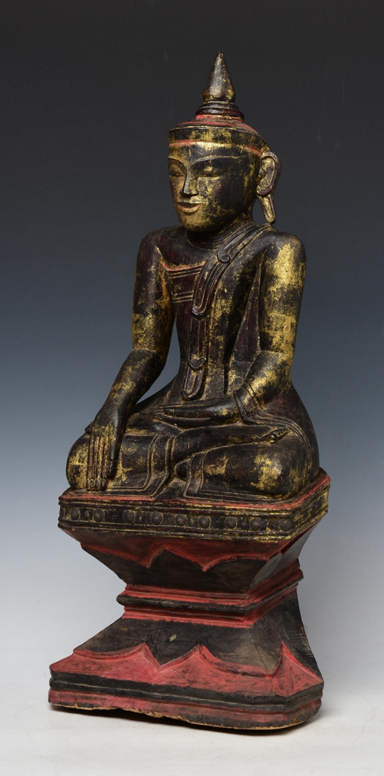 18. Jahrhundert, Shan, antiker burmesischer sitzender Buddha aus Holz im Angebot 1