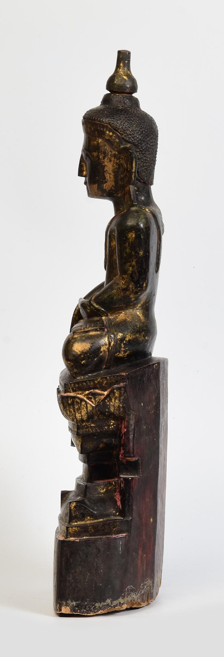 Bois Bouddha assis en bois birman ancien Shan du 18ème siècle en vente