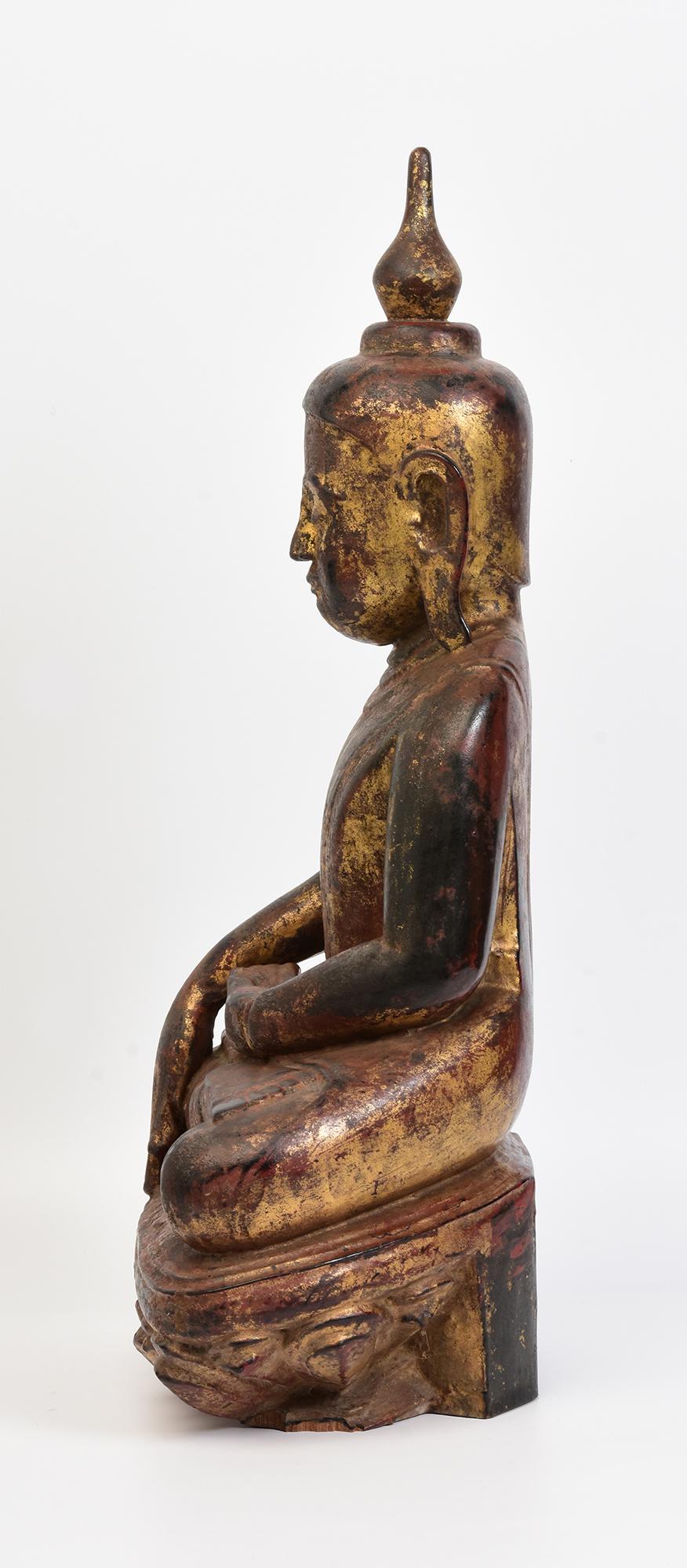 Bois Bouddha assis en bois birman ancien Shan du 18ème siècle en vente