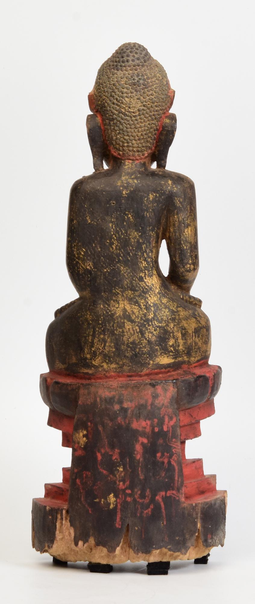 Bouddha assis en bois birman ancien Shan du 18ème siècle en vente 1