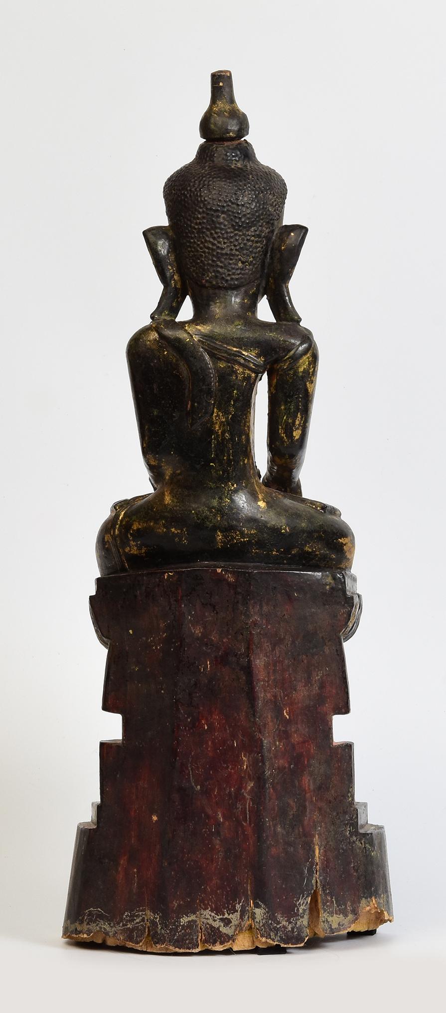 Bouddha assis en bois birman ancien Shan du 18ème siècle en vente 1