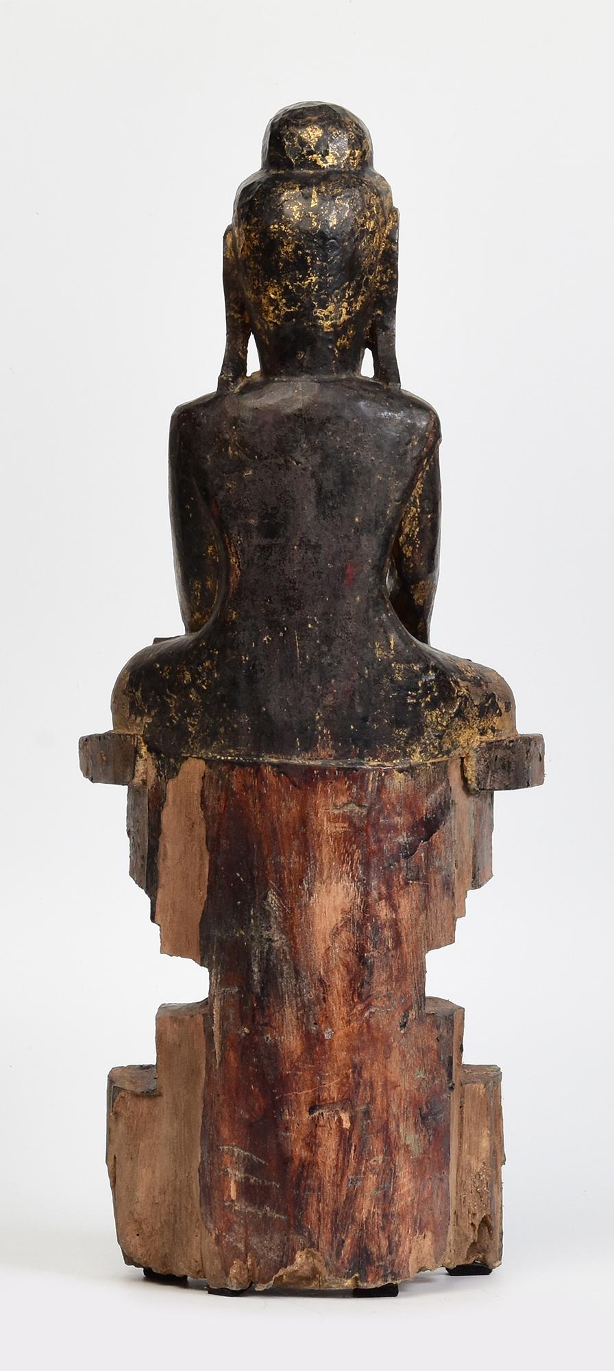 Bouddha assis en bois birman ancien Shan du 18ème siècle en vente 1