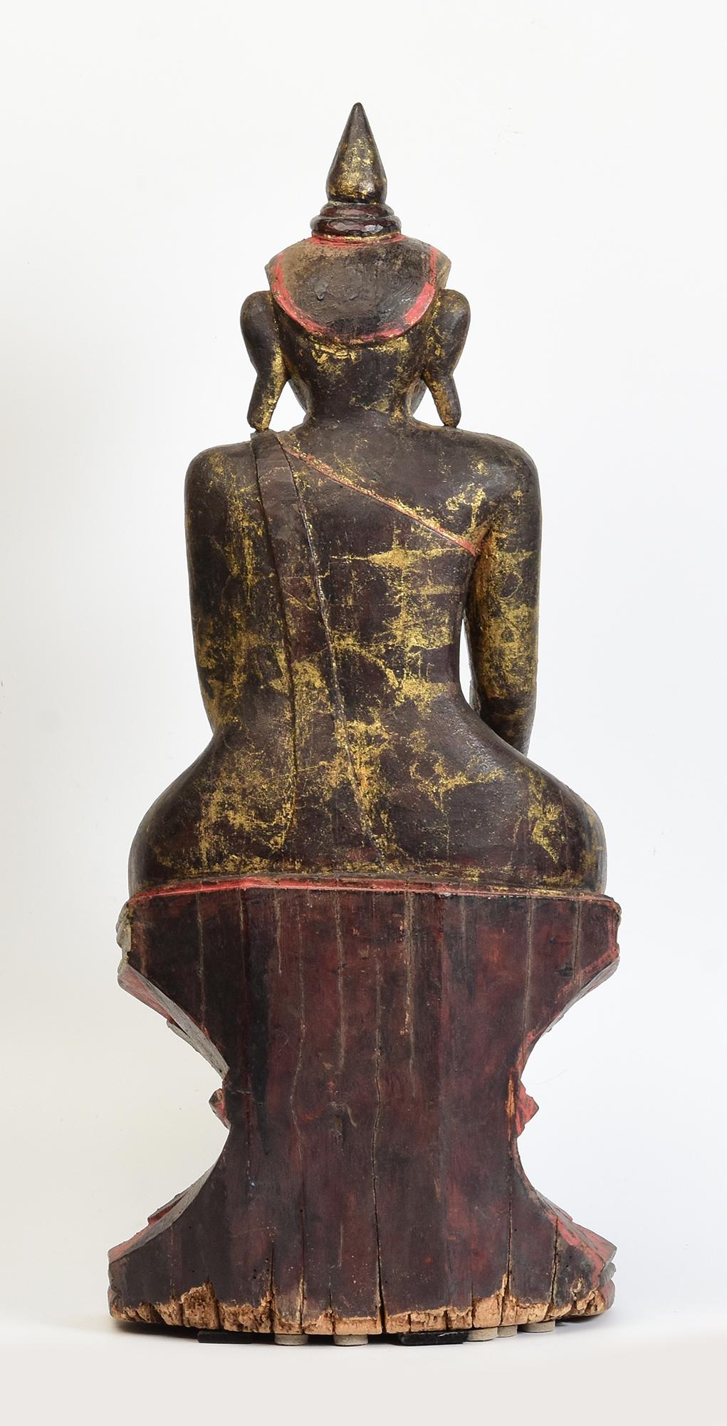 Bouddha assis en bois birman ancien Shan du 18ème siècle en vente 1