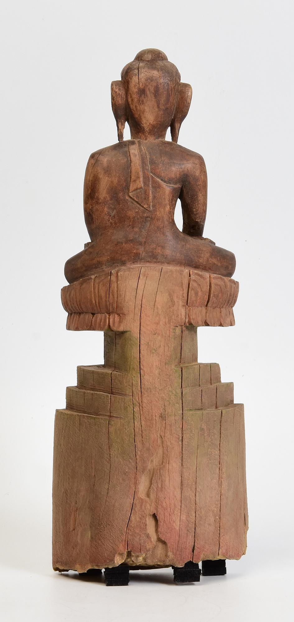 Bouddha assis en bois birman ancien Shan du 18ème siècle en vente 1