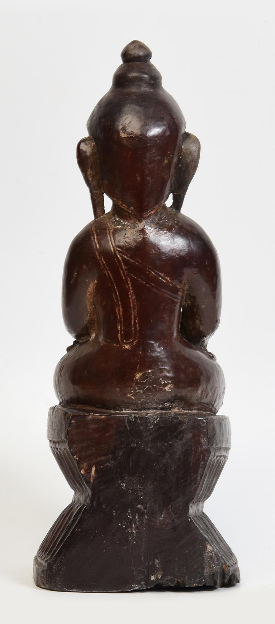 Bouddha assis en bois birman ancien Shan du 18ème siècle en vente 1