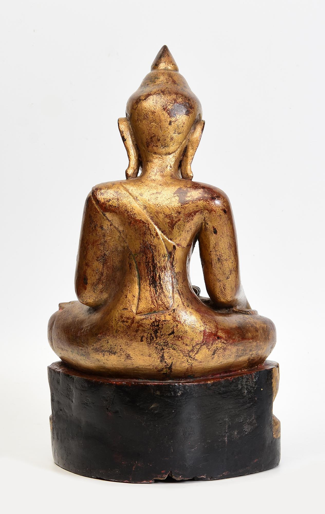 Bouddha assis en bois birman ancien Shan du 18ème siècle en vente 1