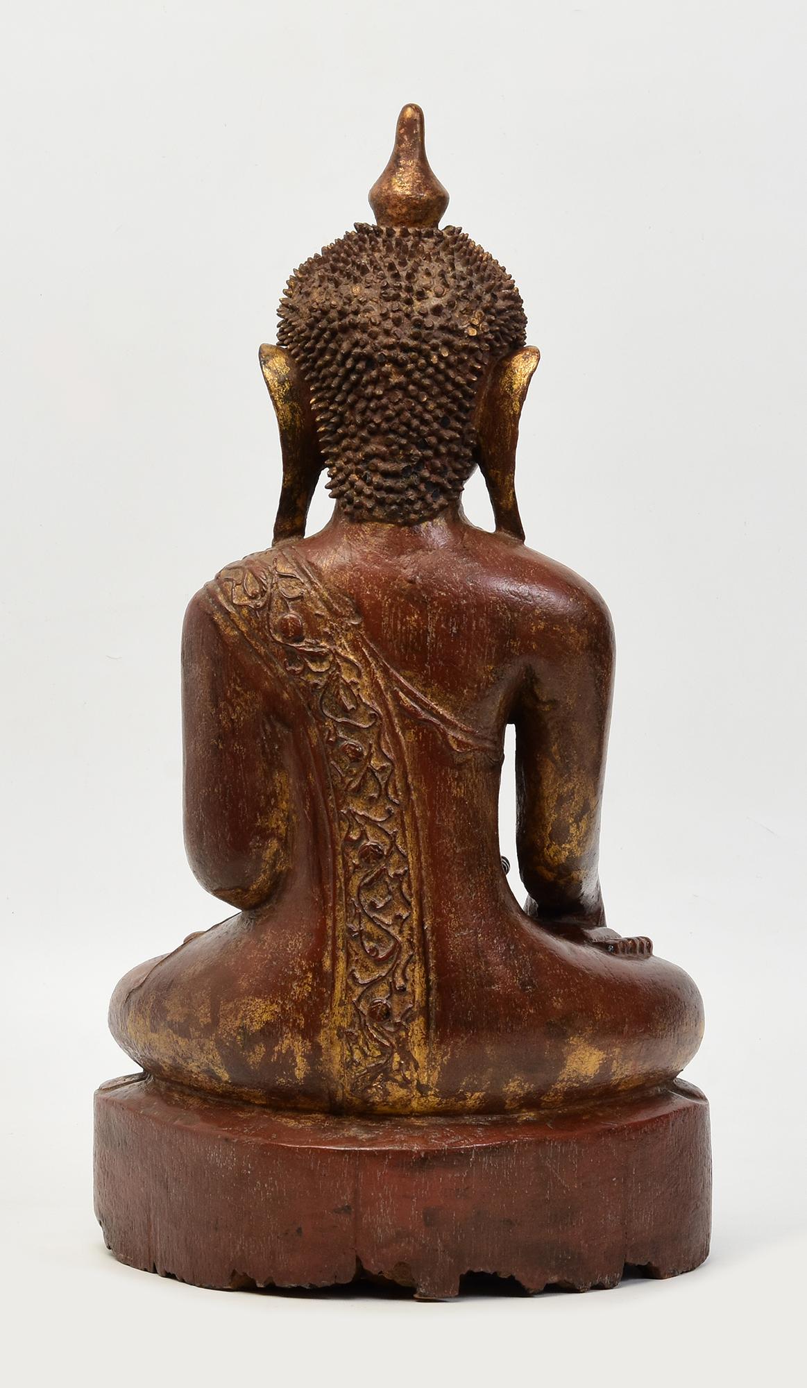 Bouddha assis en bois birman ancien Shan du 18ème siècle en vente 1