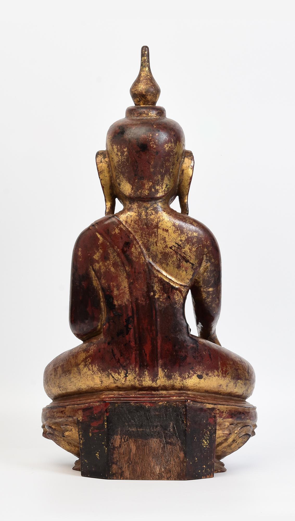 Bouddha assis en bois birman ancien Shan du 18ème siècle en vente 1