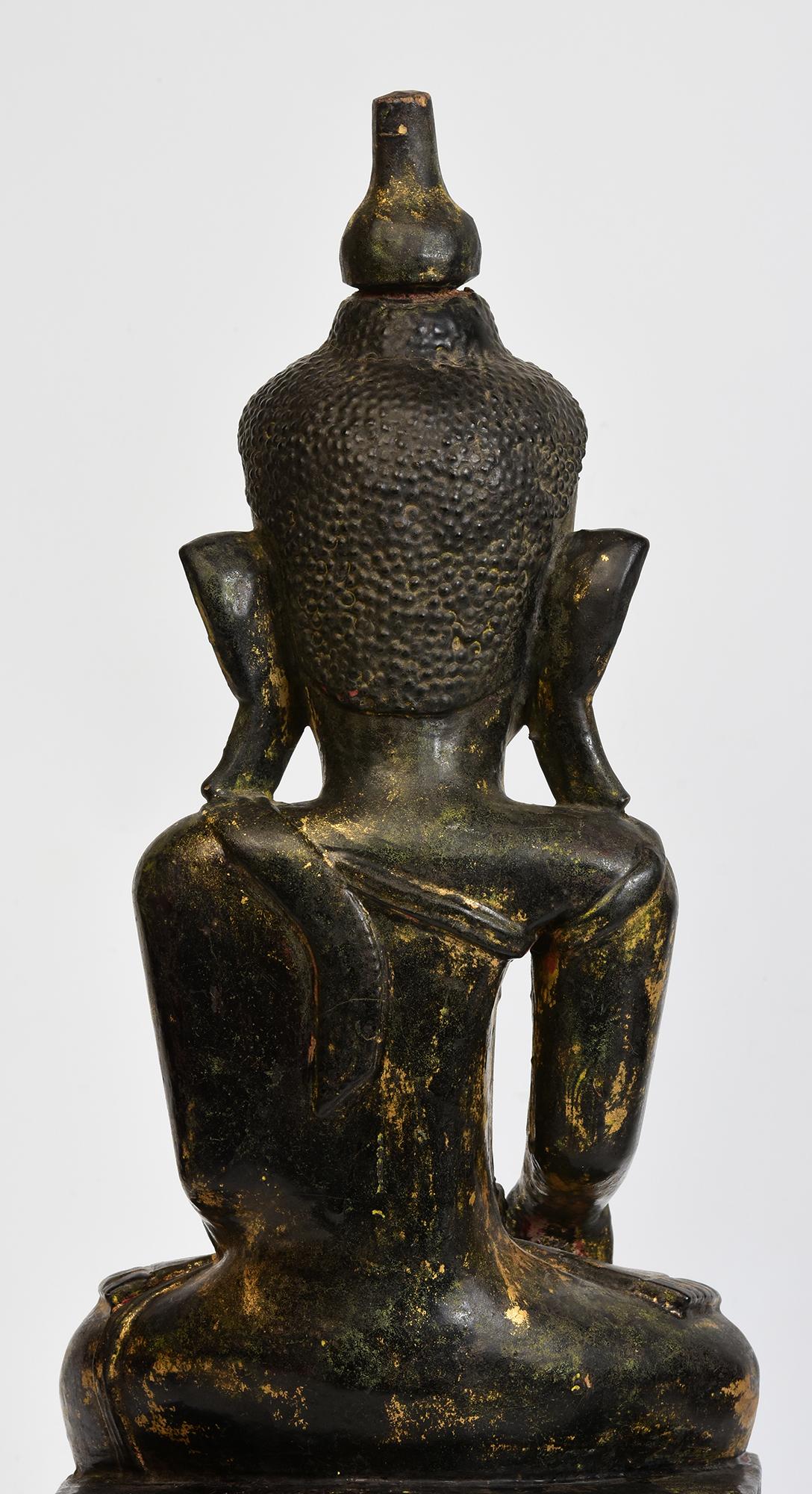 Bouddha assis en bois birman ancien Shan du 18ème siècle en vente 2