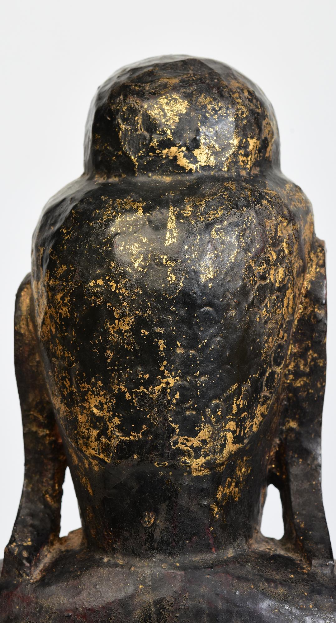 Bouddha assis en bois birman ancien Shan du 18ème siècle en vente 2