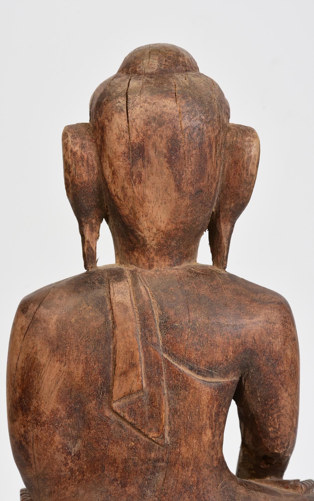 Bouddha assis en bois birman ancien Shan du 18ème siècle en vente 2