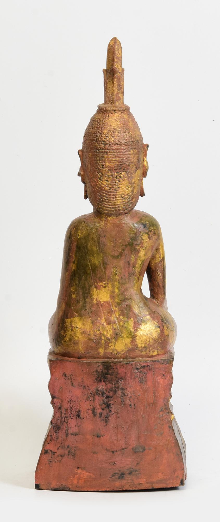 Bouddha assis en bois birman ancien Shan du 18ème siècle en vente 2